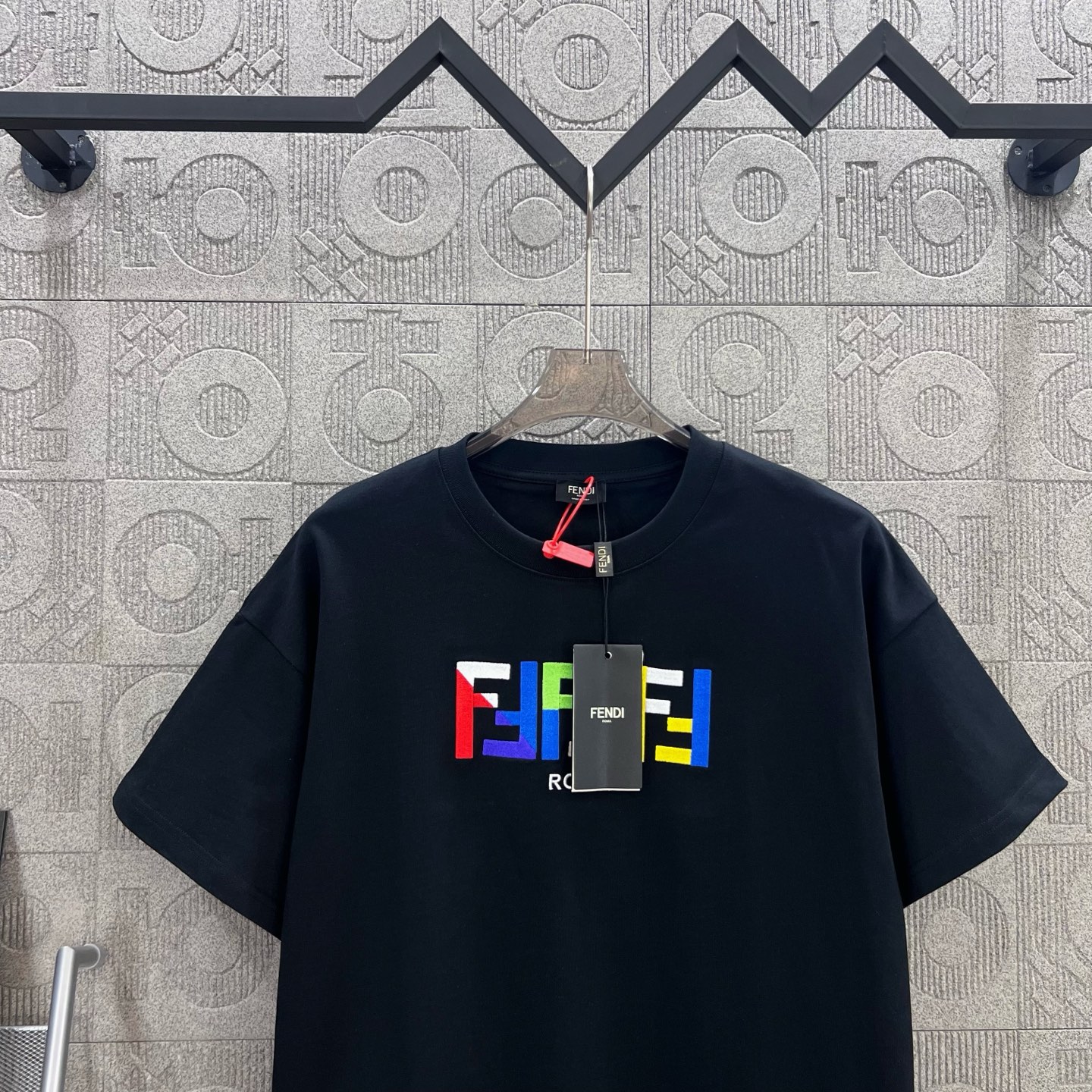  
FENDI 芬迪 双FF彩色字母刺绣
Logo标识精致升级，灵感源自八十年代复古
原版面料 官方同款