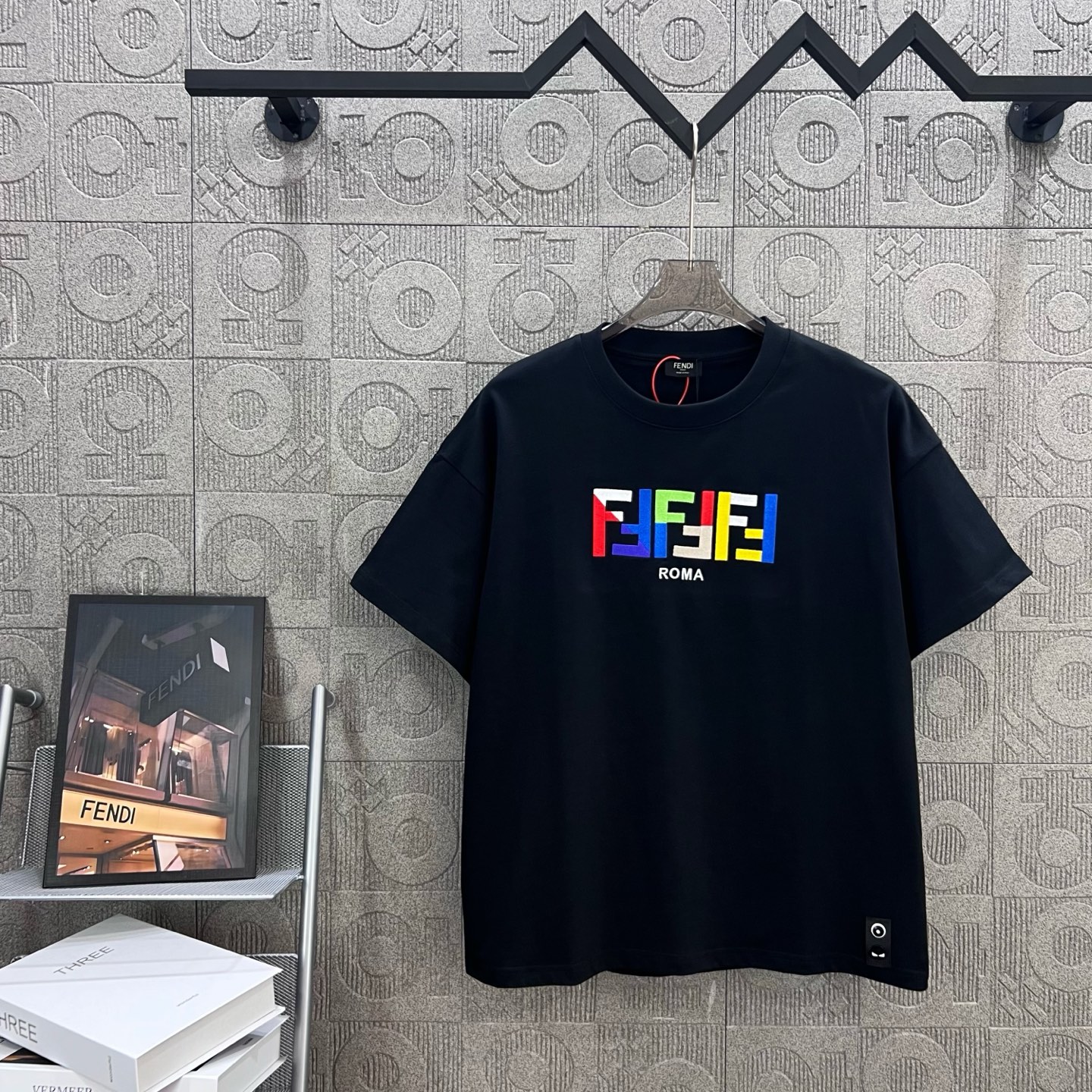  
FENDI 芬迪 双FF彩色字母刺绣
Logo标识精致升级，灵感源自八十年代复古
原版面料 官方同款
