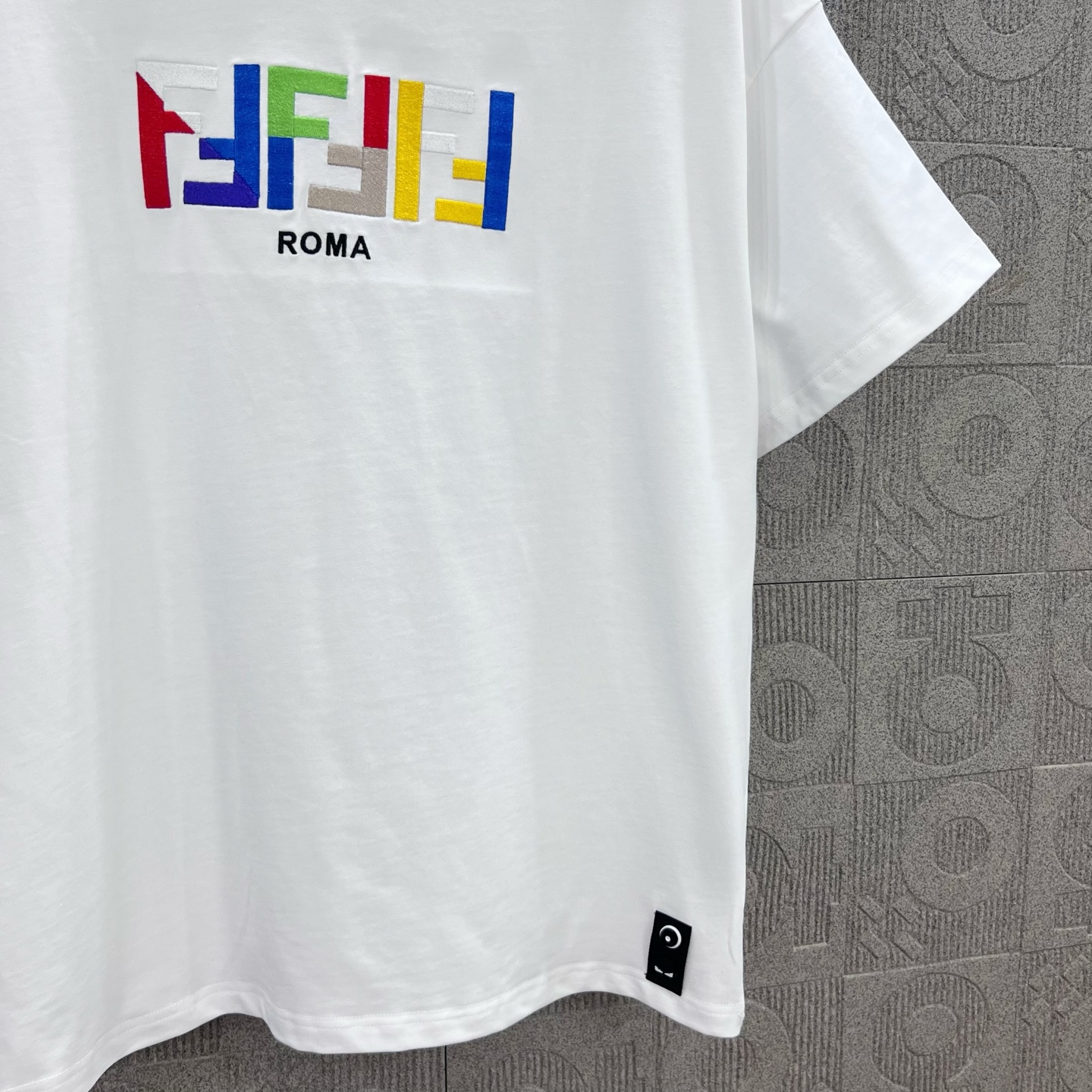  
FENDI 芬迪 双FF彩色字母刺绣
Logo标识精致升级，灵感源自八十年代复古
原版面料 官方同款