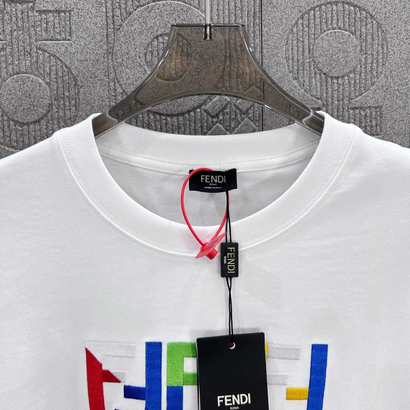  
FENDI 芬迪 双FF彩色字母刺绣
Logo标识精致升级，灵感源自八十年代复古
原版面料 官方同款