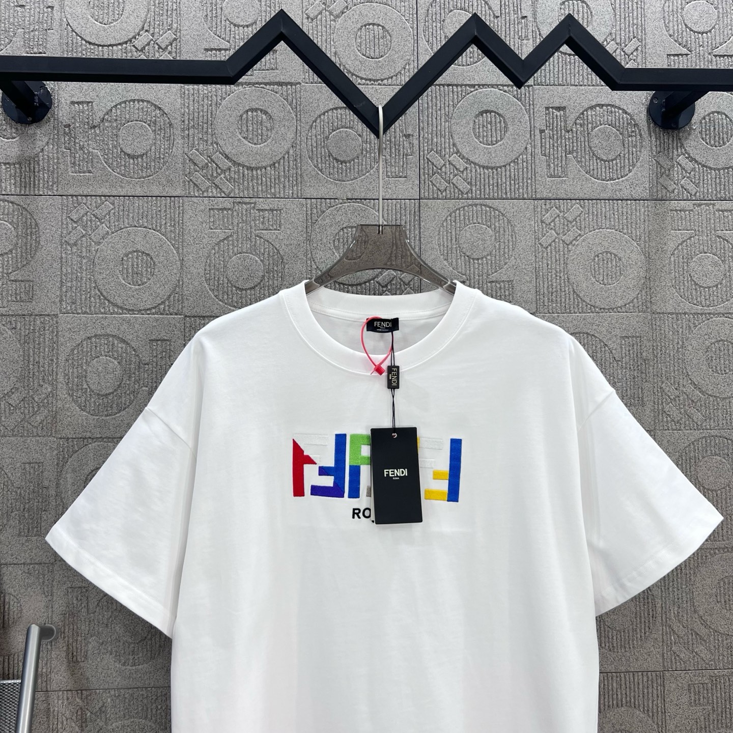  
FENDI 芬迪 双FF彩色字母刺绣
Logo标识精致升级，灵感源自八十年代复古
原版面料 官方同款