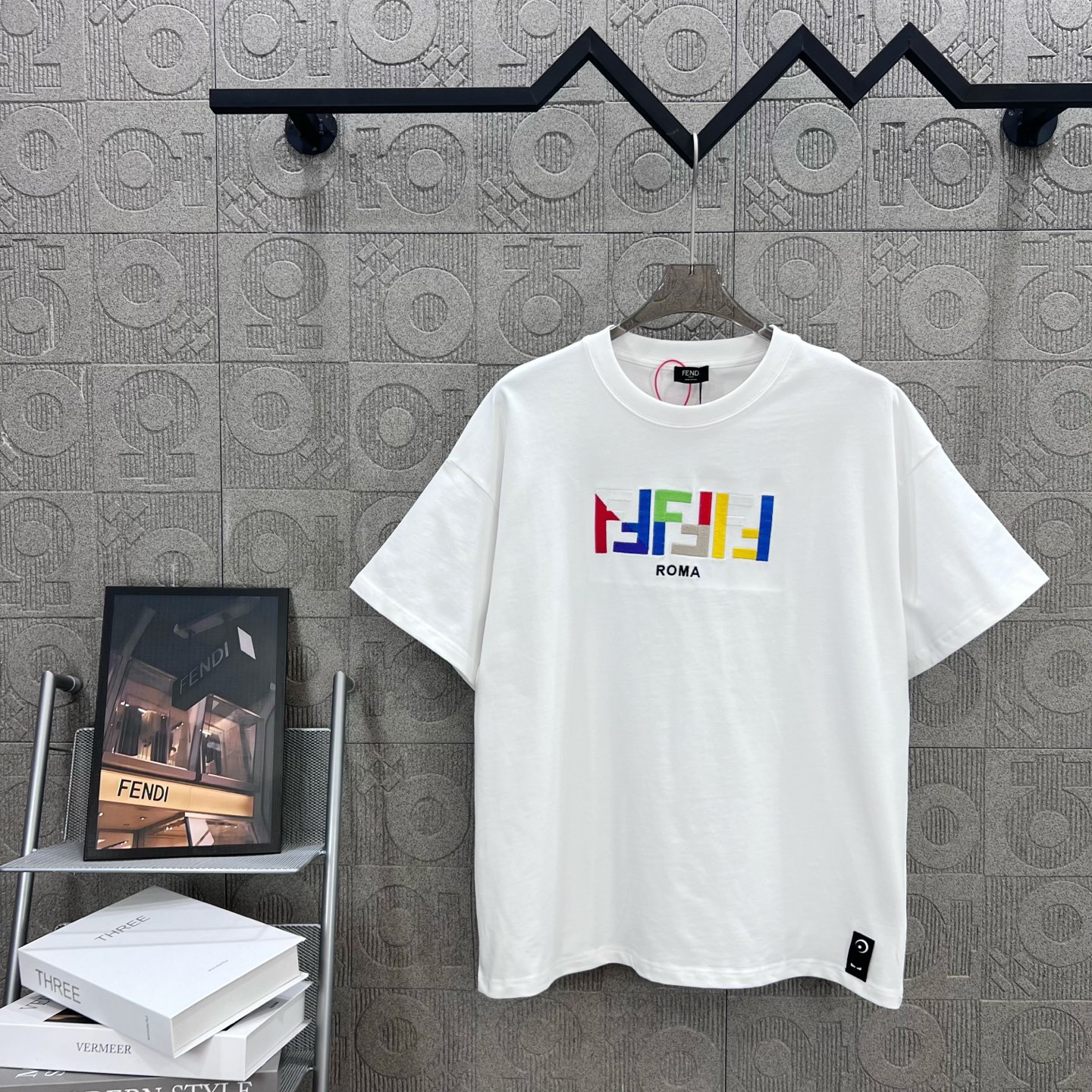  
FENDI 芬迪 双FF彩色字母刺绣
Logo标识精致升级，灵感源自八十年代复古
原版面料 官方同款