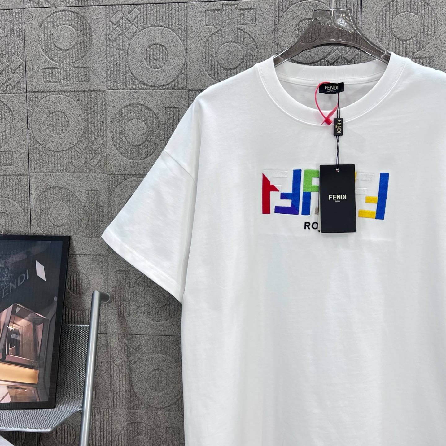  
FENDI 芬迪 双FF彩色字母刺绣
Logo标识精致升级，灵感源自八十年代复古
原版面料 官方同款
