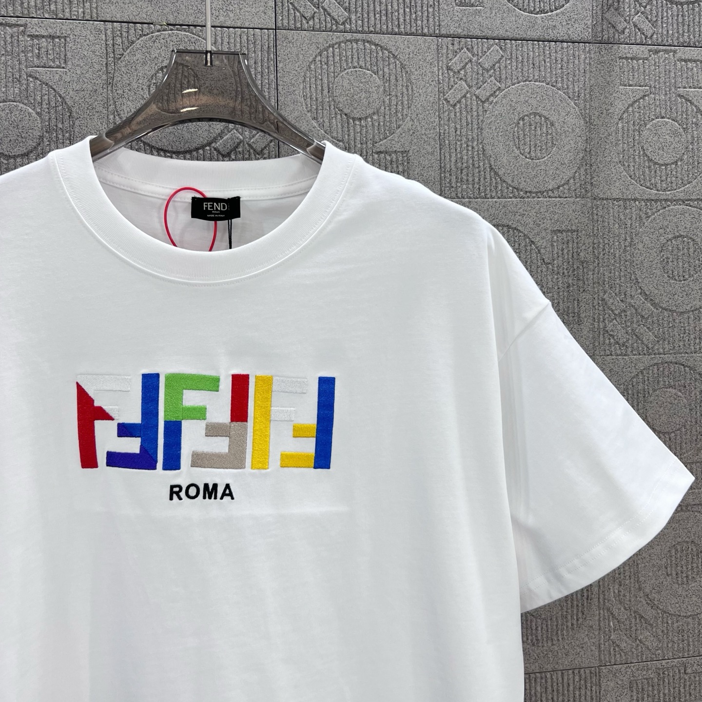 
FENDI 芬迪 双FF彩色字母刺绣
Logo标识精致升级，灵感源自八十年代复古
原版面料 官方同款