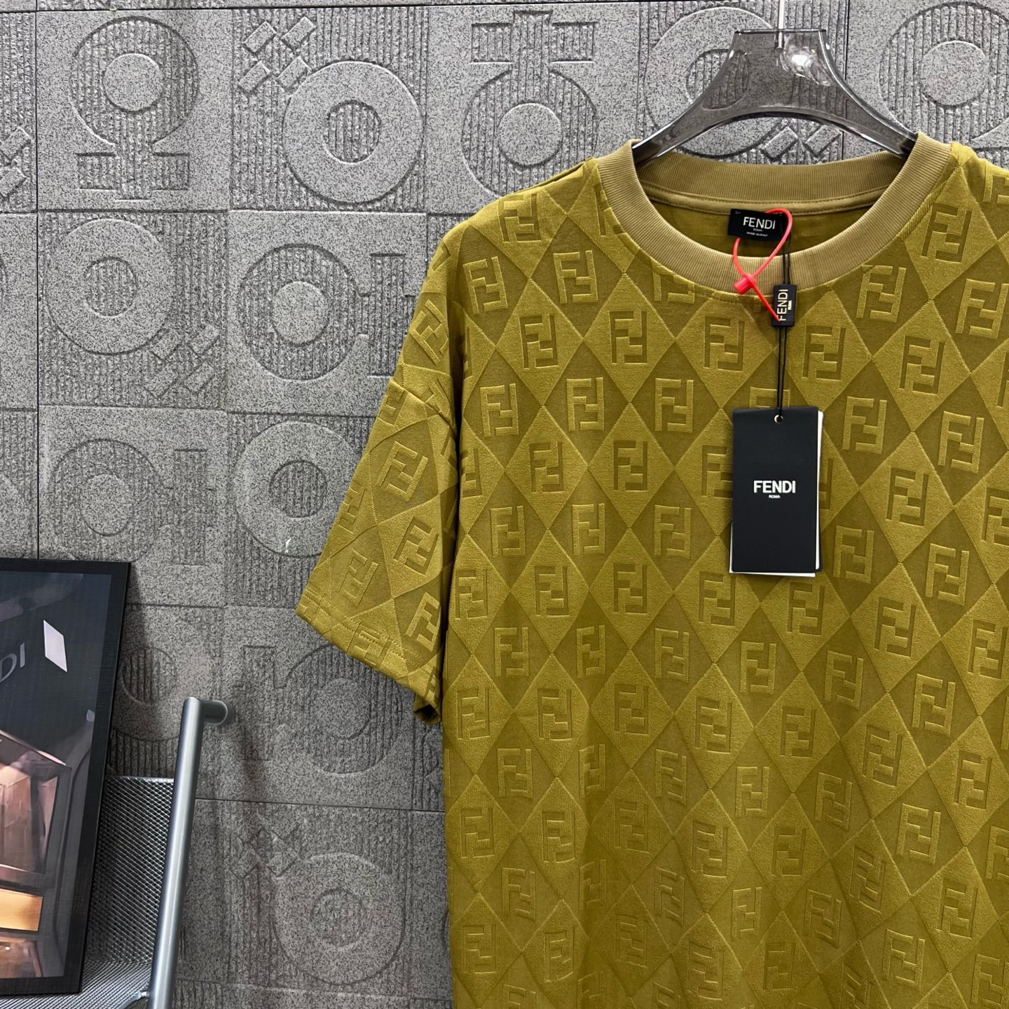 FENDI 187 Collection: 1980s Inspired, Chromosome Dye, Unisex Fashion in Yellow - 图片 4