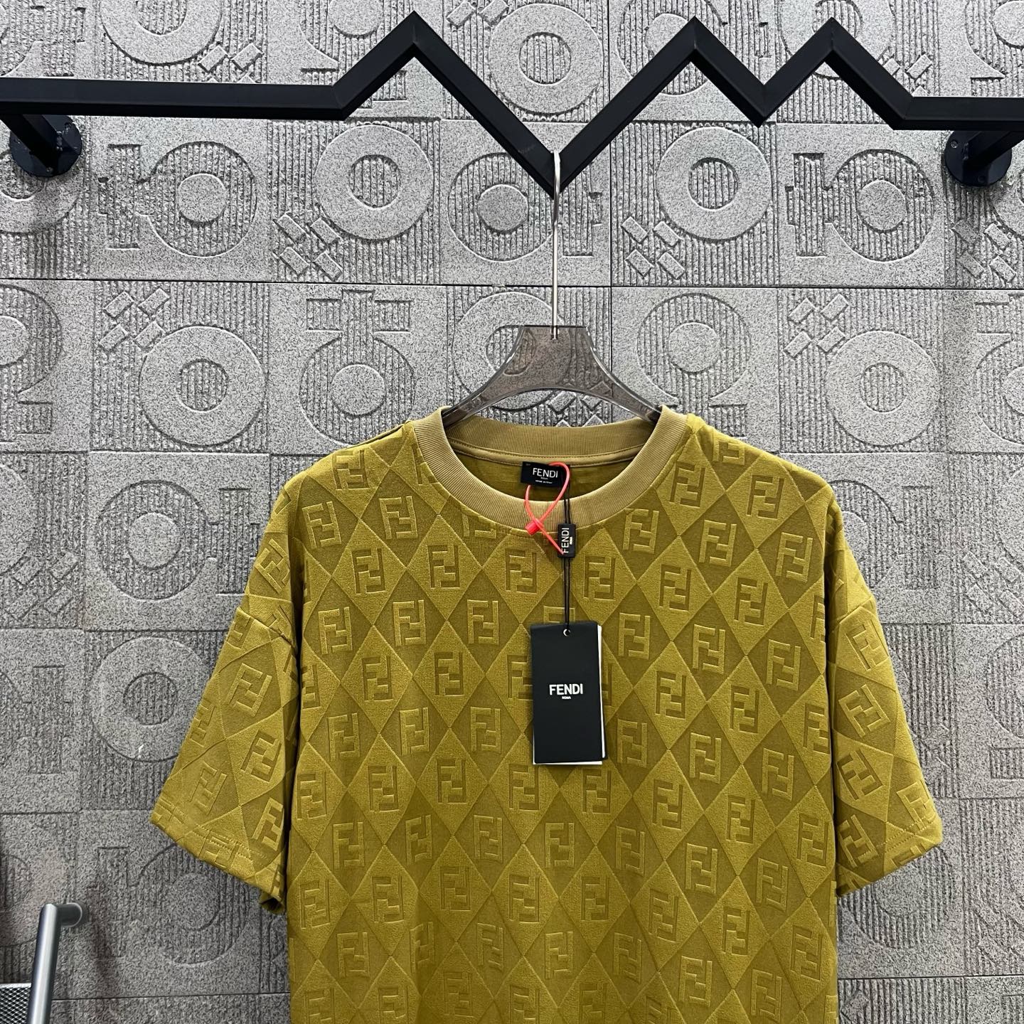 FENDI 187 Collection: 1980s Inspired, Chromosome Dye, Unisex Fashion in Yellow - 图片 3