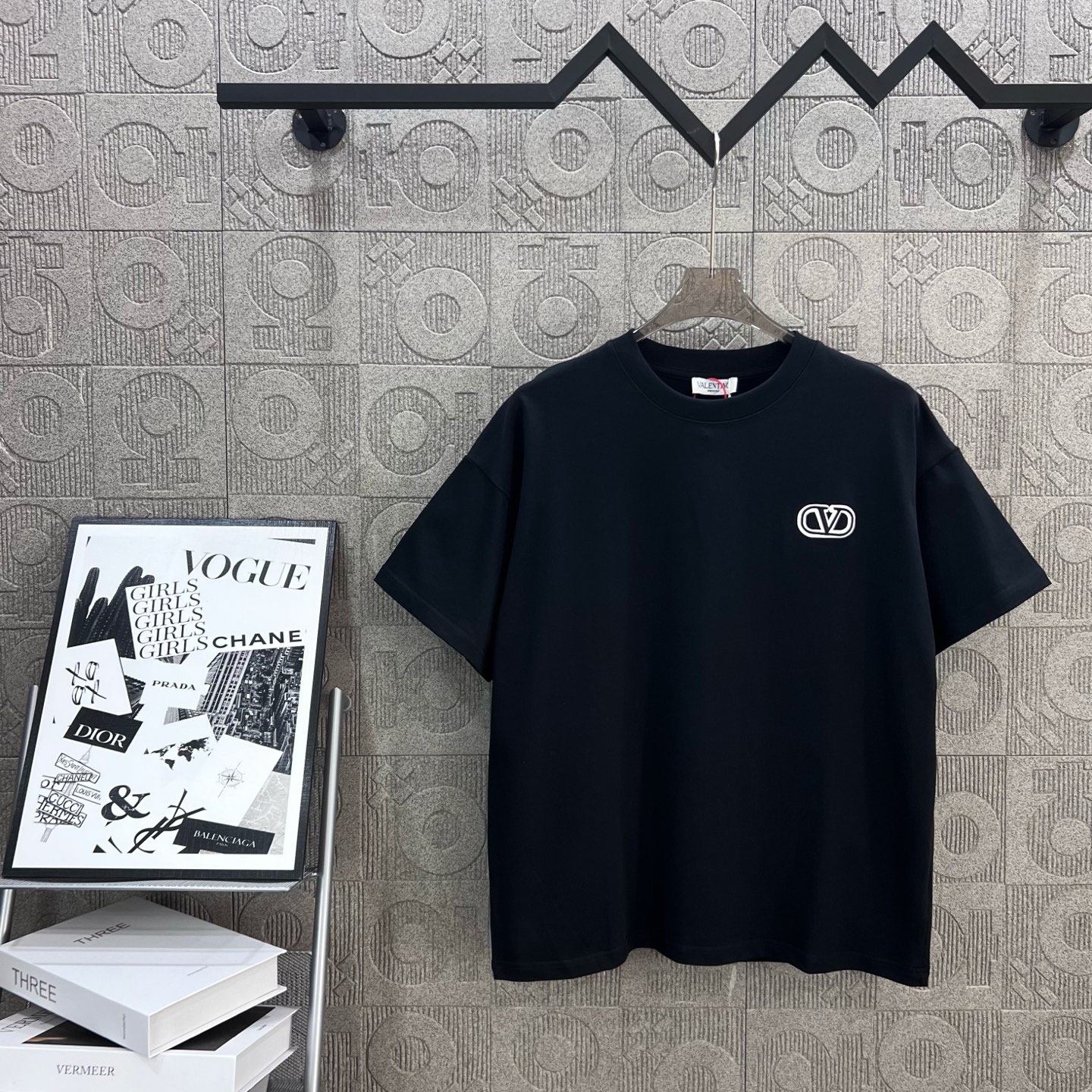 Valentino Logo Embroidered T-shirt: 1980s-inspired Classic Upgrade in Black XS-L - 图片 1
