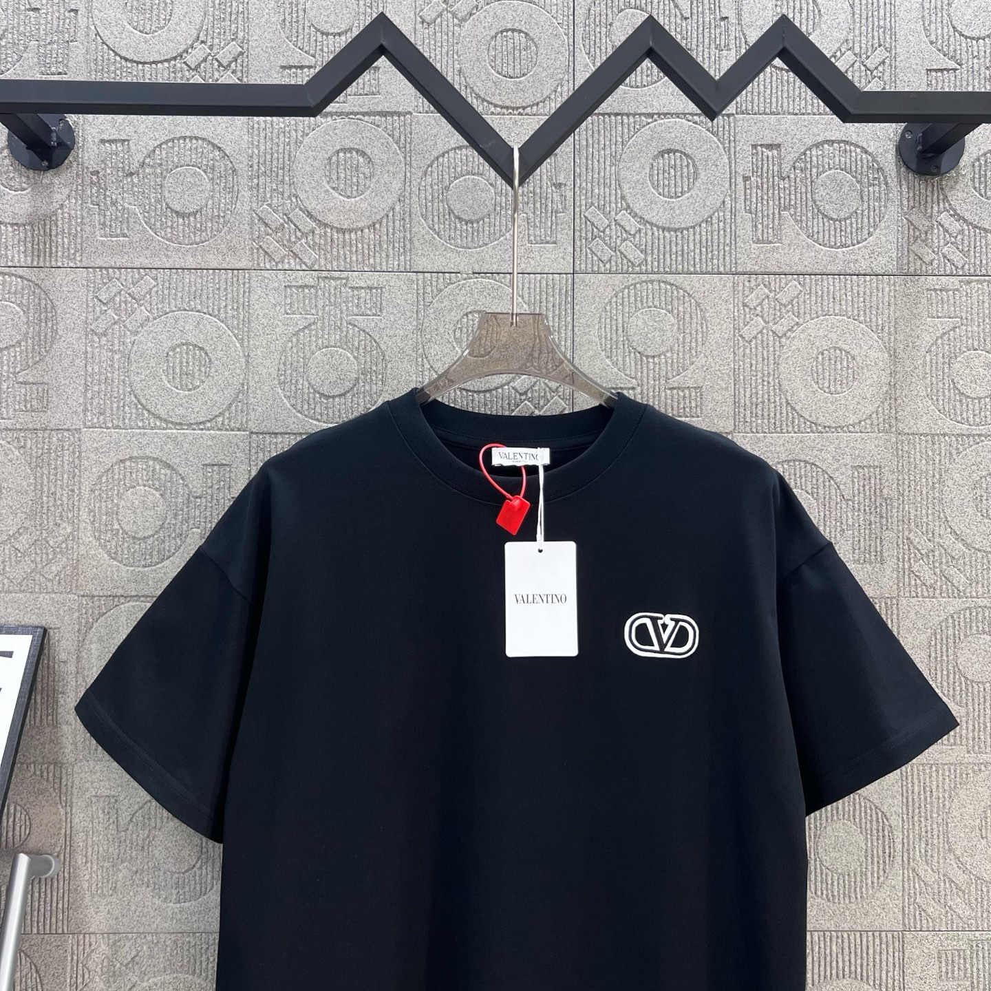 Valentino Logo Embroidered T-shirt: 1980s-inspired Classic Upgrade in Black XS-L - 图片 3