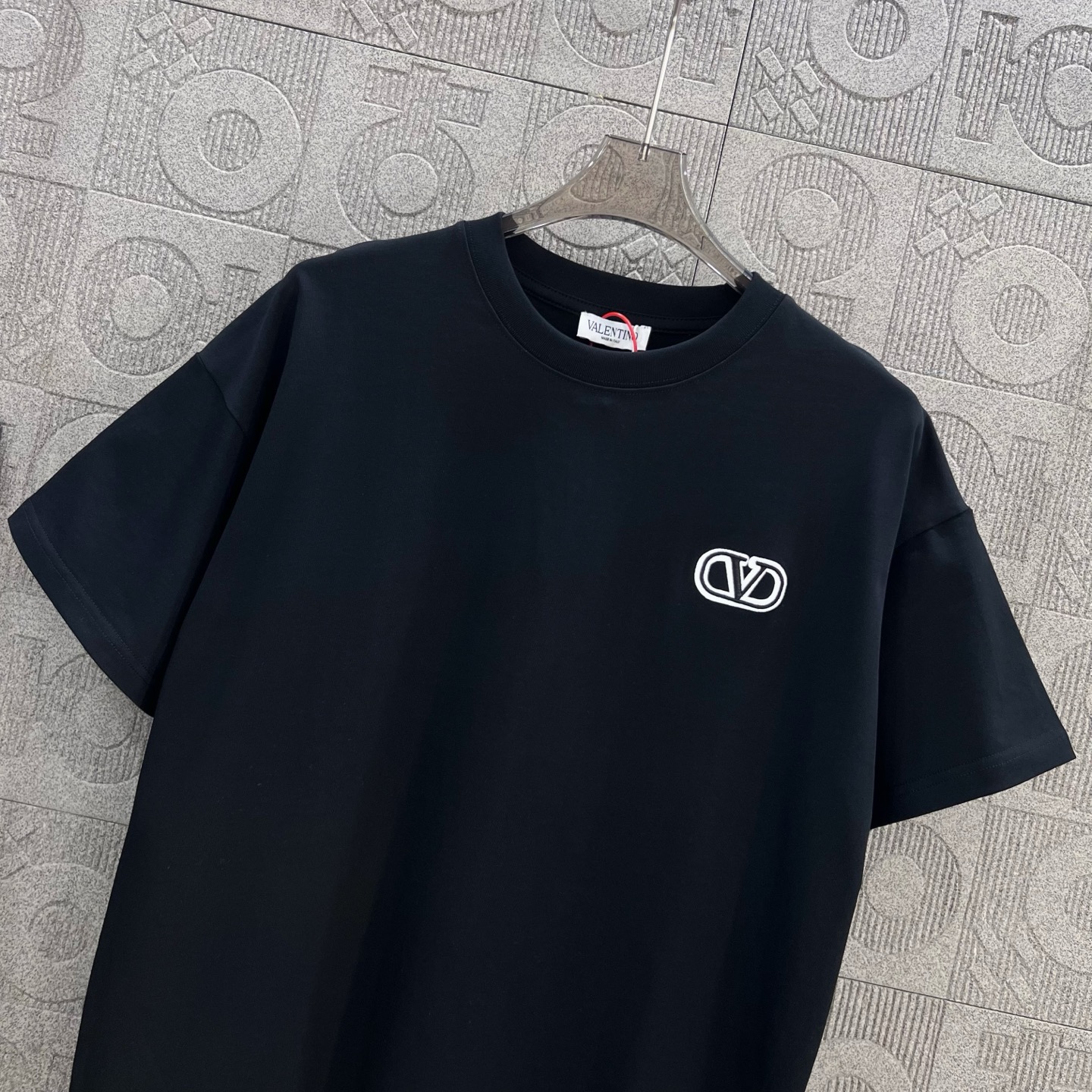 Valentino Logo Embroidered T-shirt: 1980s-inspired Classic Upgrade in Black XS-L - 图片 6