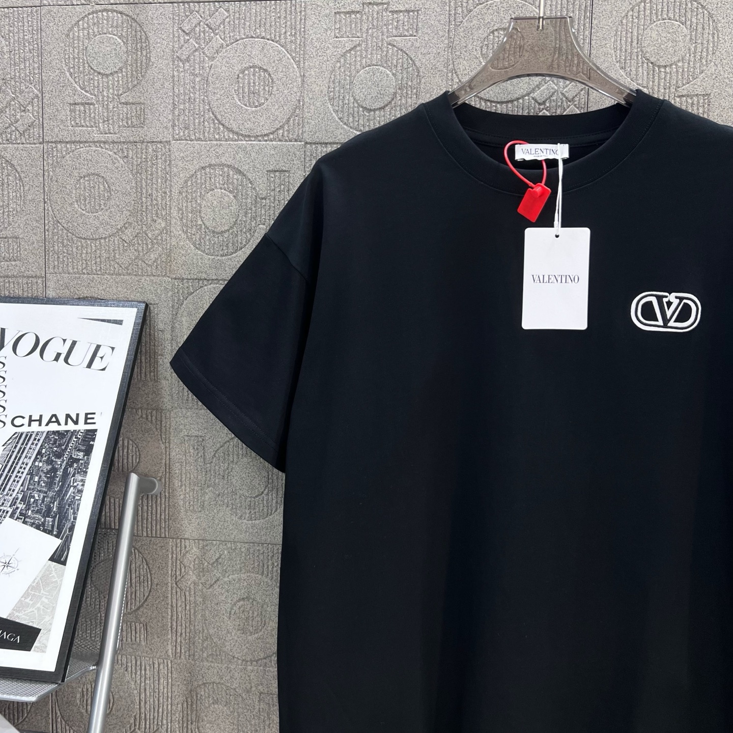 Valentino Logo Embroidered T-shirt: 1980s-inspired Classic Upgrade in Black XS-L - 图片 4