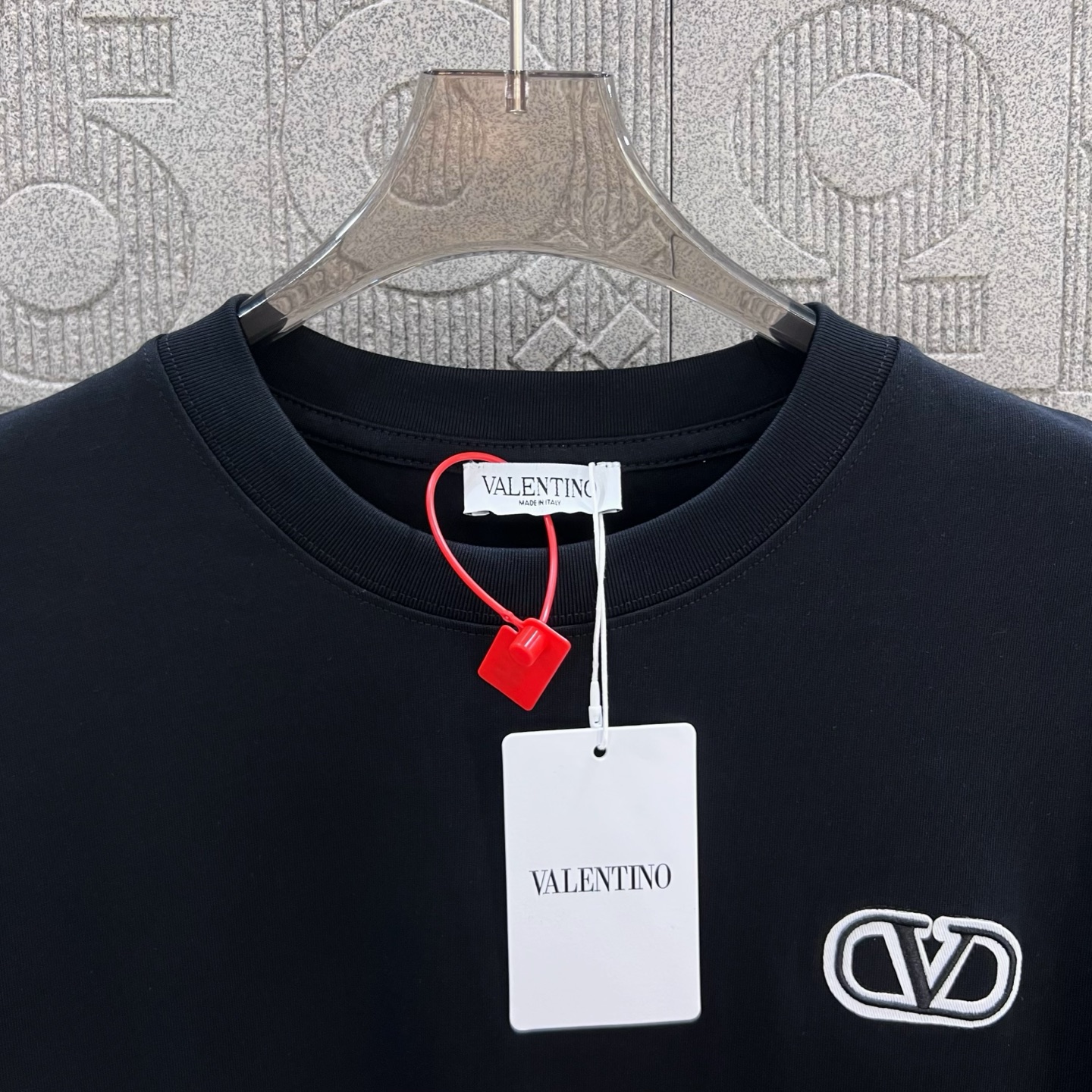 Valentino Logo Embroidered T-shirt: 1980s-inspired Classic Upgrade in Black XS-L - 图片 5