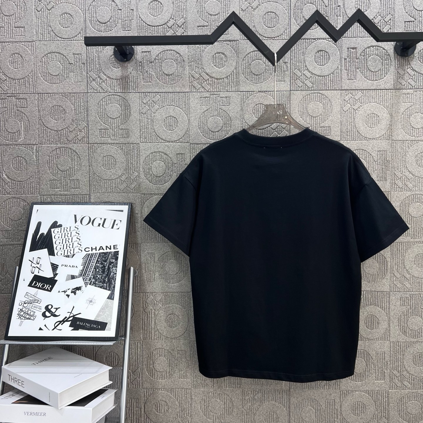 Valentino Logo Embroidered T-shirt: 1980s-inspired Classic Upgrade in Black XS-L - 图片 2