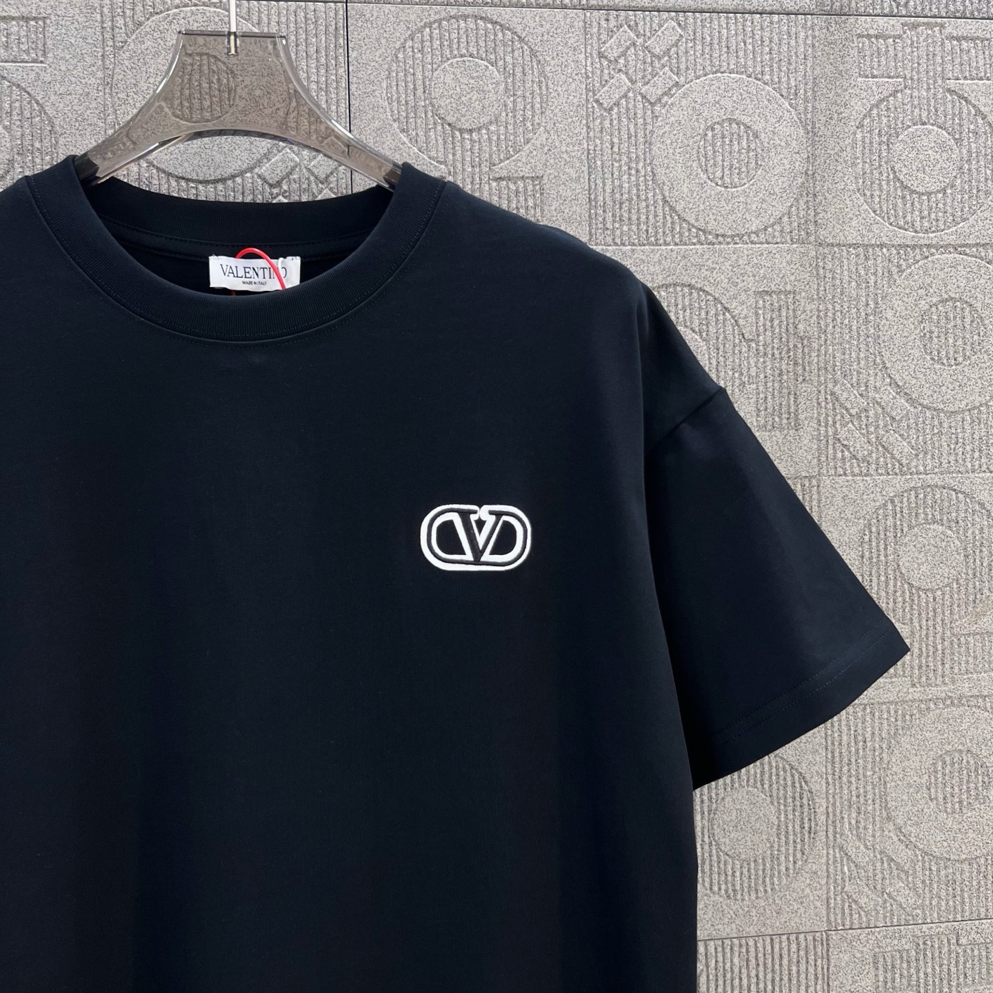 Valentino Logo Embroidered T-shirt: 1980s-inspired Classic Upgrade in Black XS-L - 图片 7