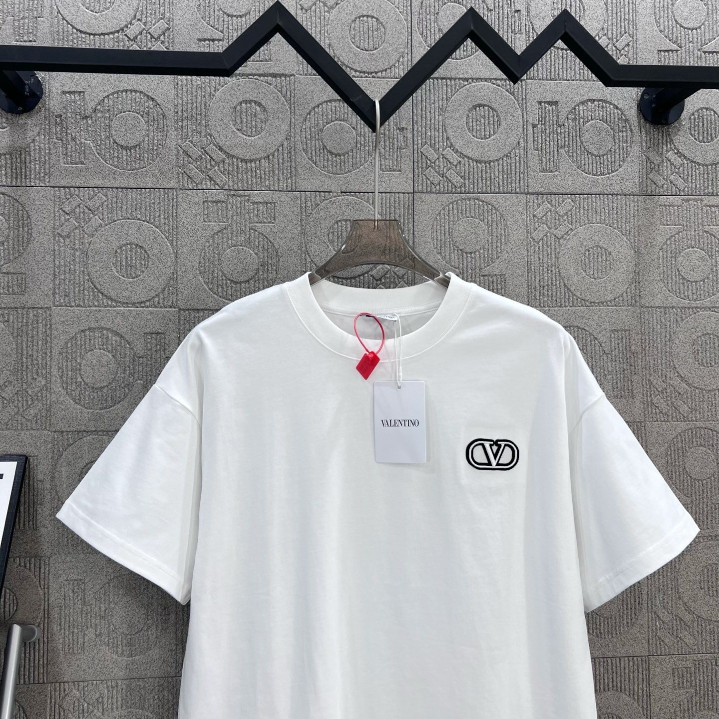 Valentino 1980s-Inspired Embroidered Logo T-shirt in White, Unisex XS-L: 260g Chromosome Dye - 图片 3