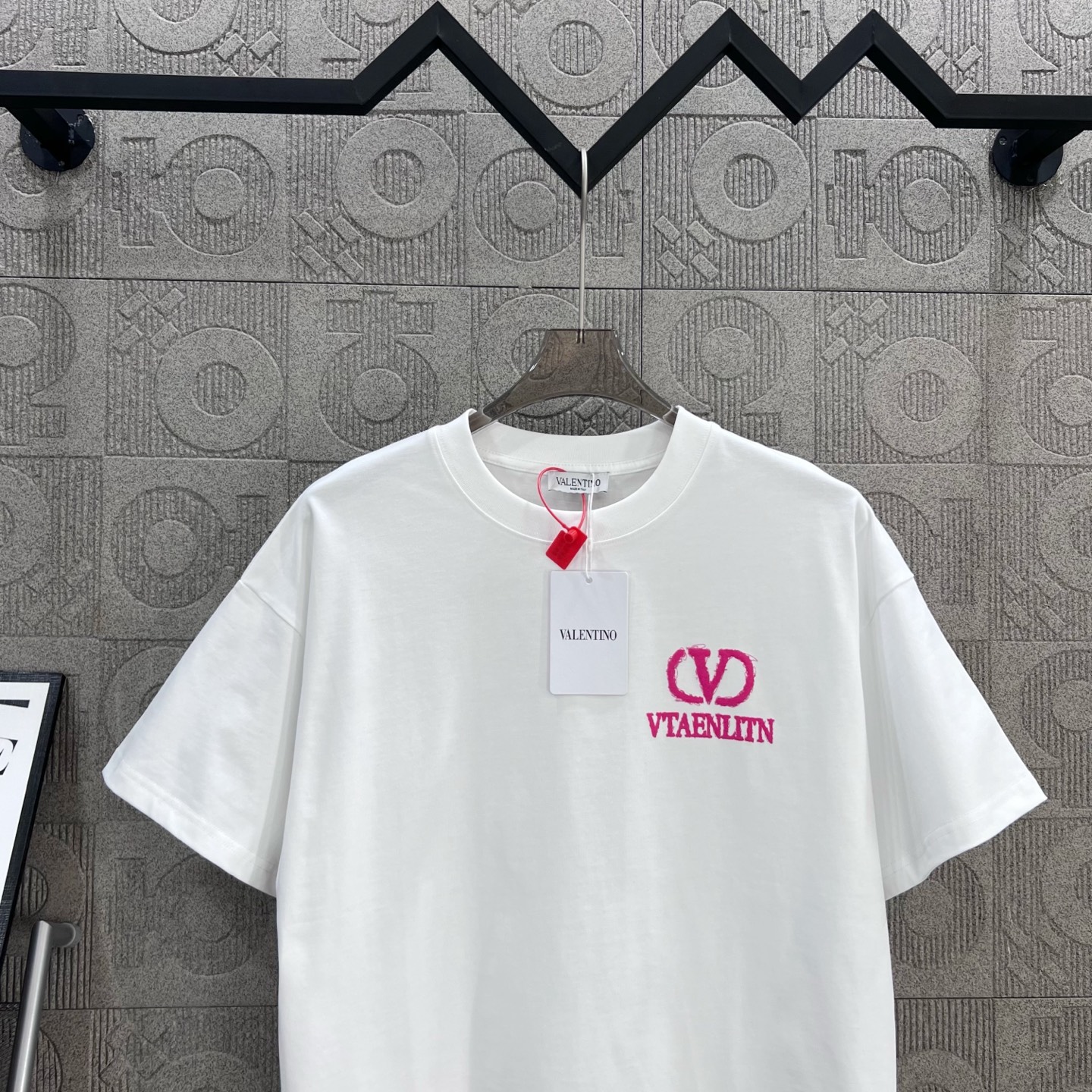 Valentino Pink Logo T-Shirt: 1980s-Inspired Classic Identification, Chromosome Dye, Unisex, XS-L - 图片 3