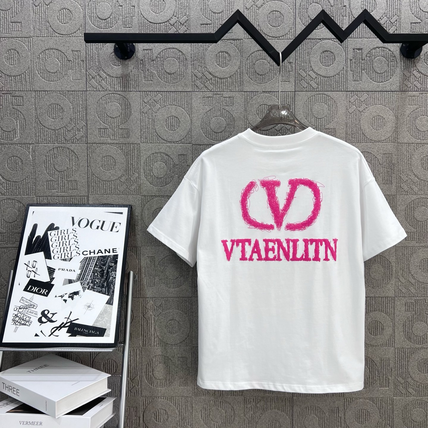 Valentino Pink Logo T-Shirt: 1980s-Inspired Classic Identification, Chromosome Dye, Unisex, XS-L - 图片 2