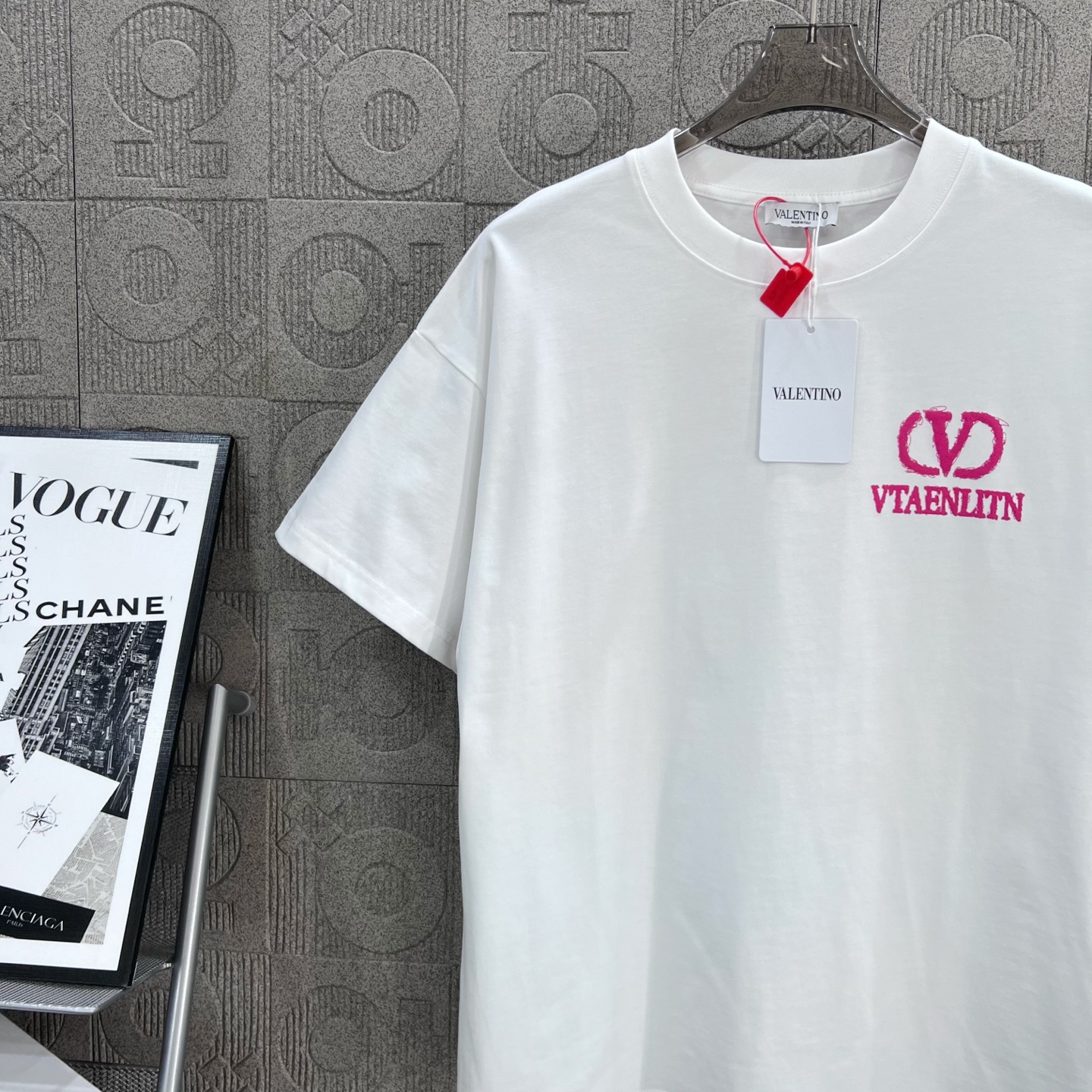 Valentino Pink Logo T-Shirt: 1980s-Inspired Classic Identification, Chromosome Dye, Unisex, XS-L - 图片 4