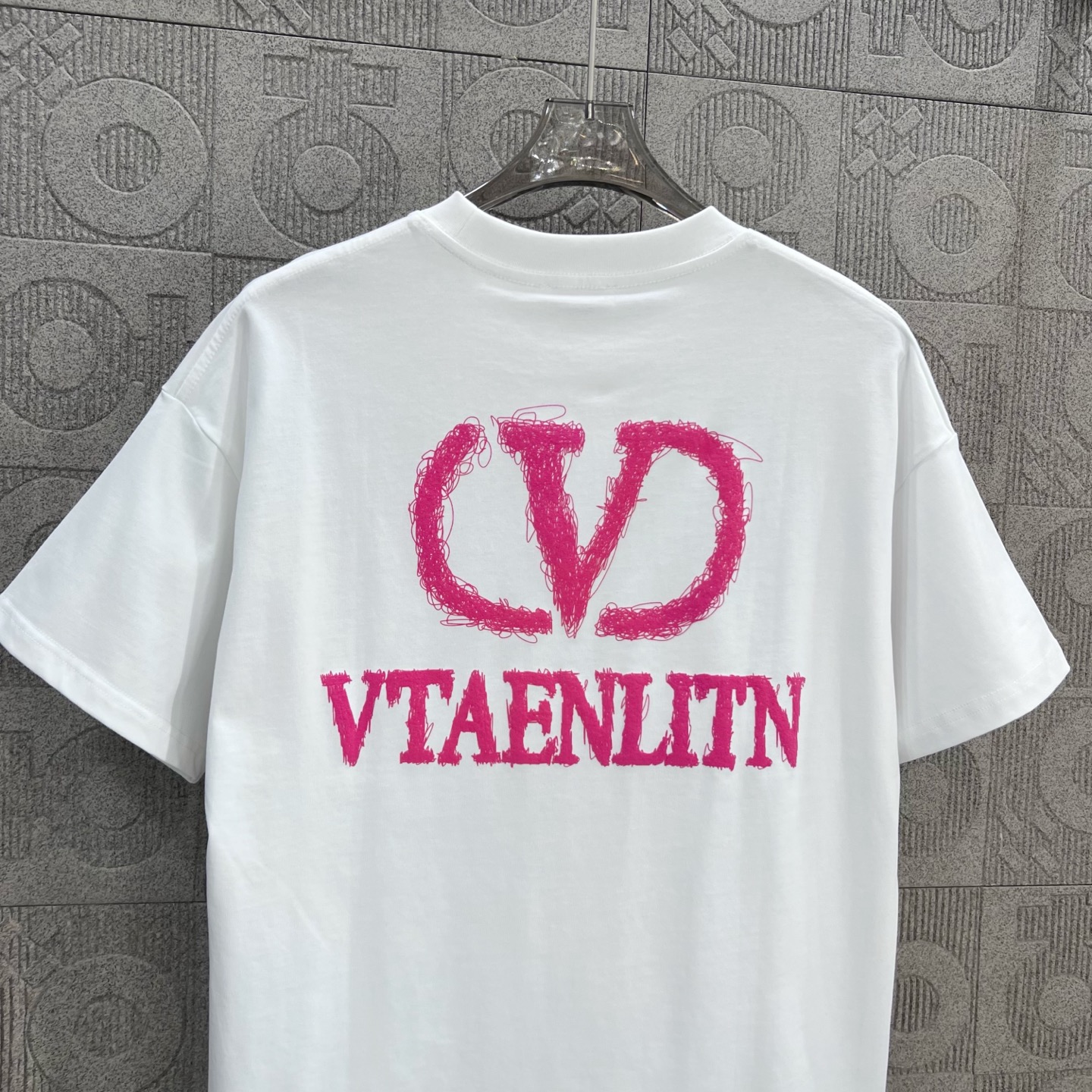 Valentino Pink Logo T-Shirt: 1980s-Inspired Classic Identification, Chromosome Dye, Unisex, XS-L - 图片 6
