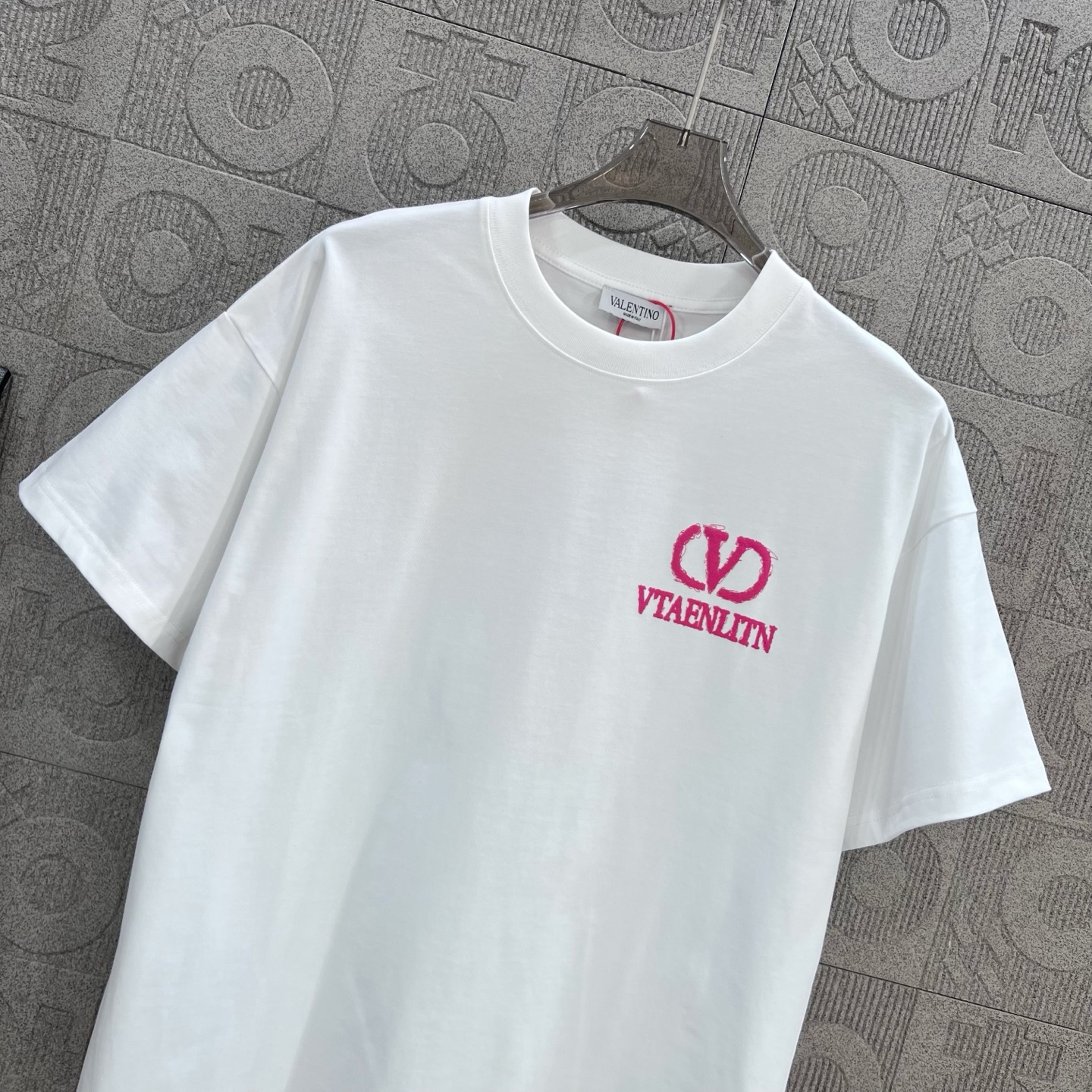 Valentino Pink Logo T-Shirt: 1980s-Inspired Classic Identification, Chromosome Dye, Unisex, XS-L - 图片 7
