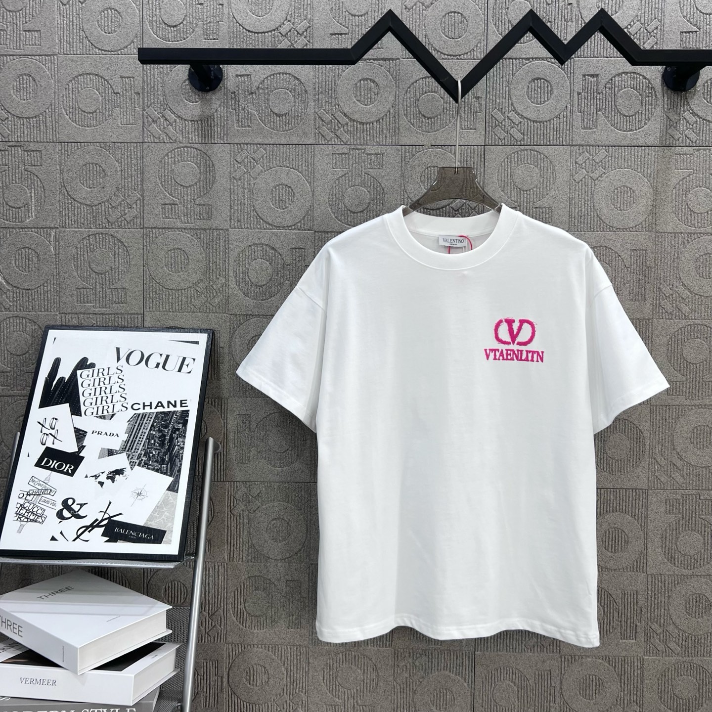 Valentino Pink Logo T-Shirt: 1980s-Inspired Classic Identification, Chromosome Dye, Unisex, XS-L - 图片 1