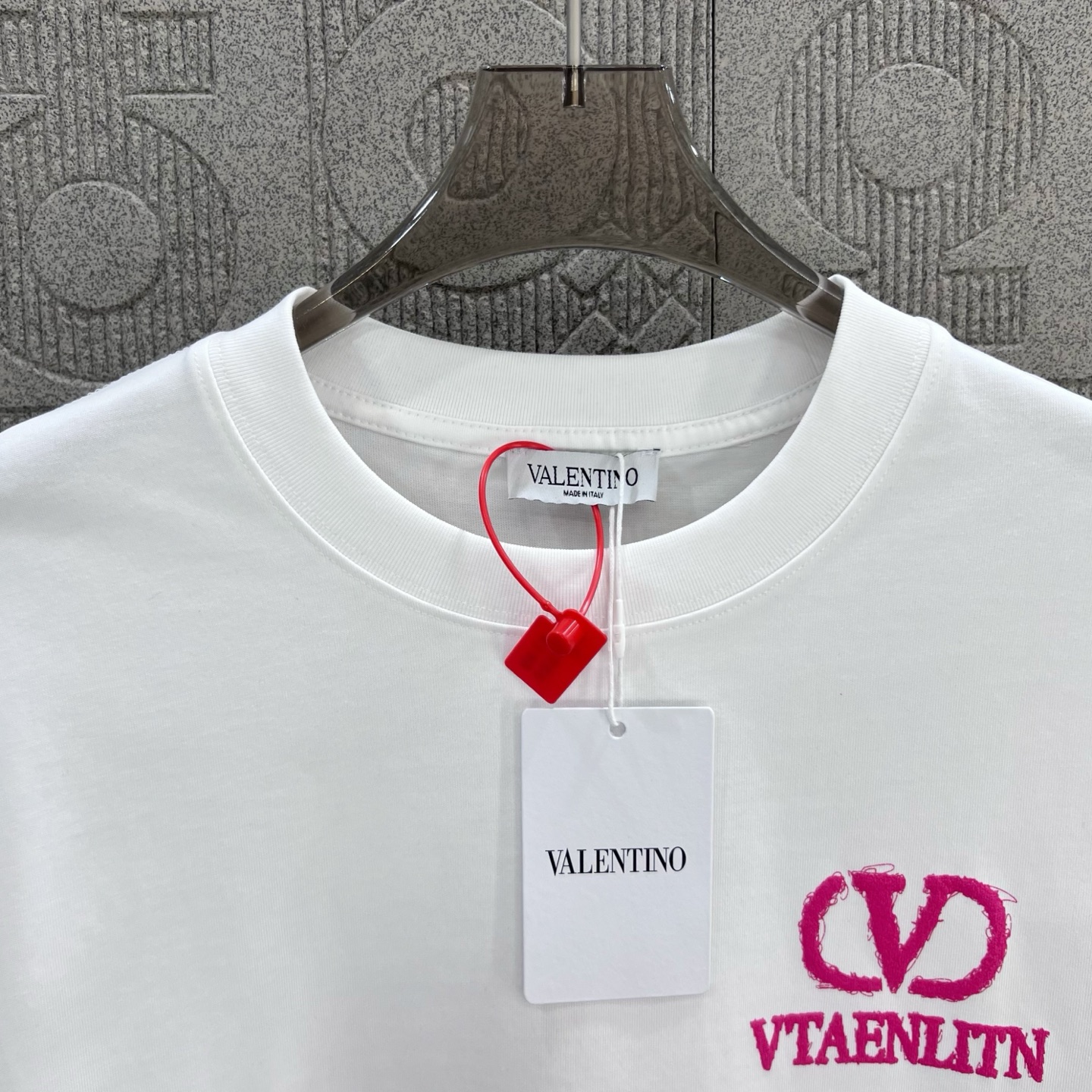 Valentino Pink Logo T-Shirt: 1980s-Inspired Classic Identification, Chromosome Dye, Unisex, XS-L - 图片 5