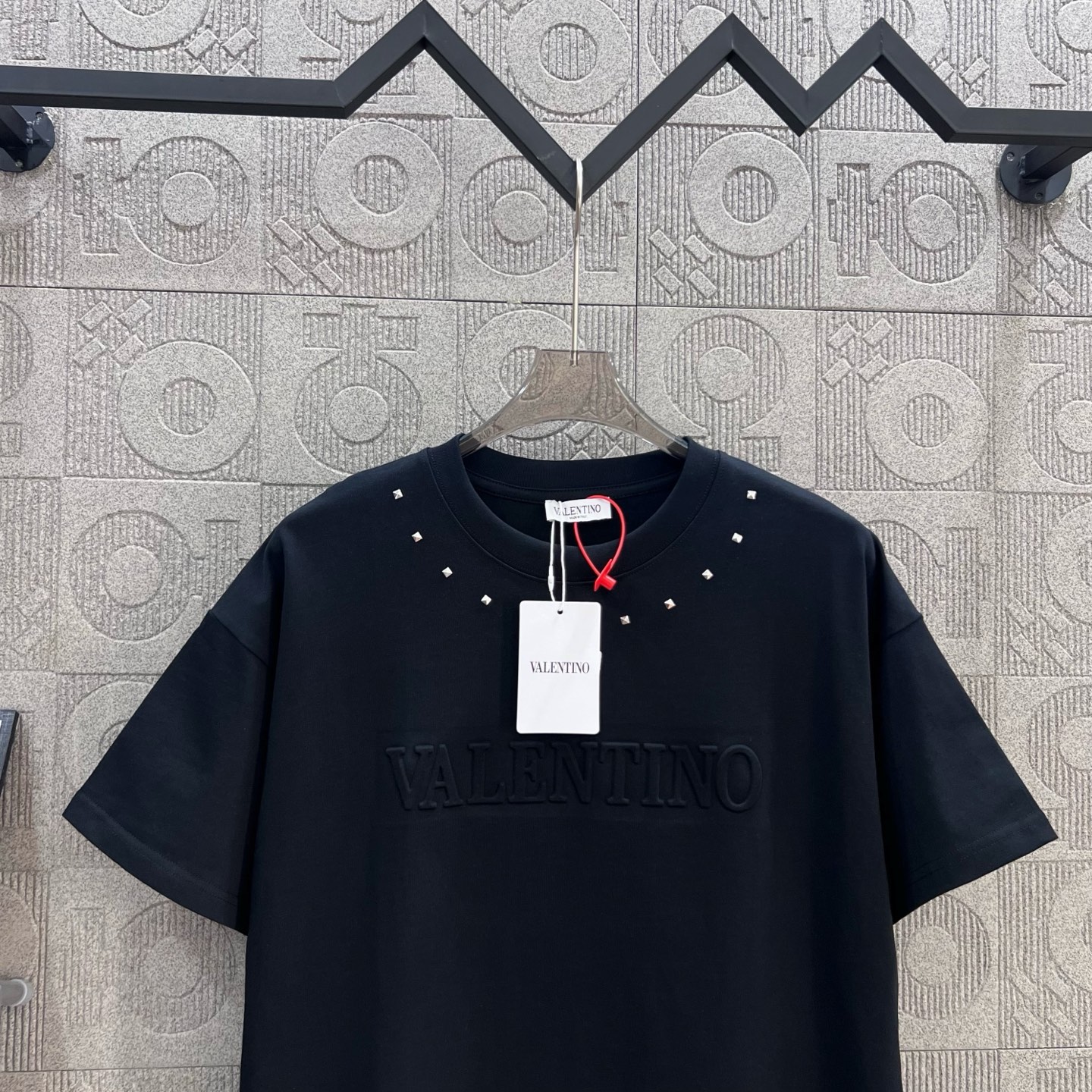 Fashion Highlights: Valentino Logo Calculator T-shirt in Chromosome Dye, Unisex Black XS-L. - 图片 3