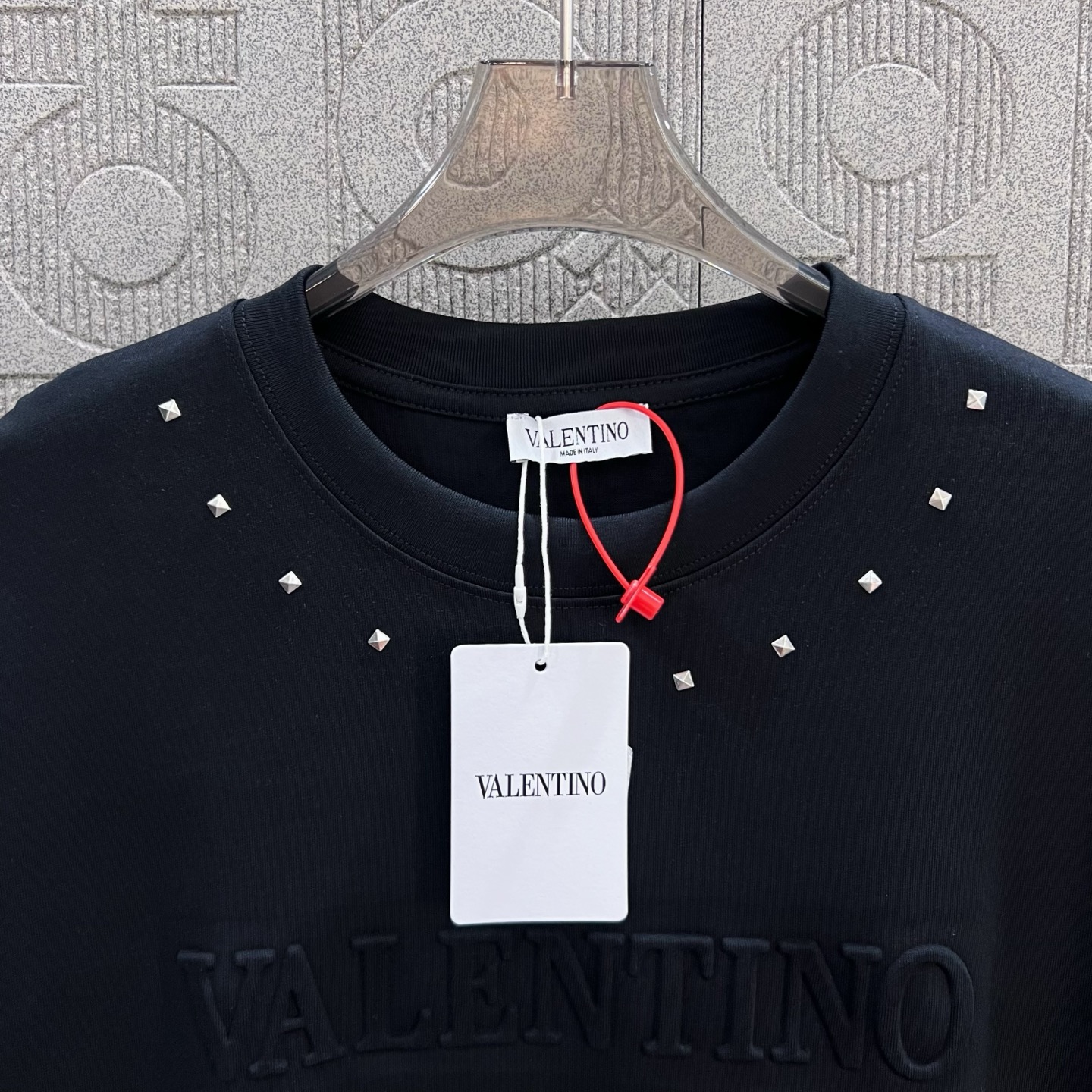 Fashion Highlights: Valentino Logo Calculator T-shirt in Chromosome Dye, Unisex Black XS-L. - 图片 5
