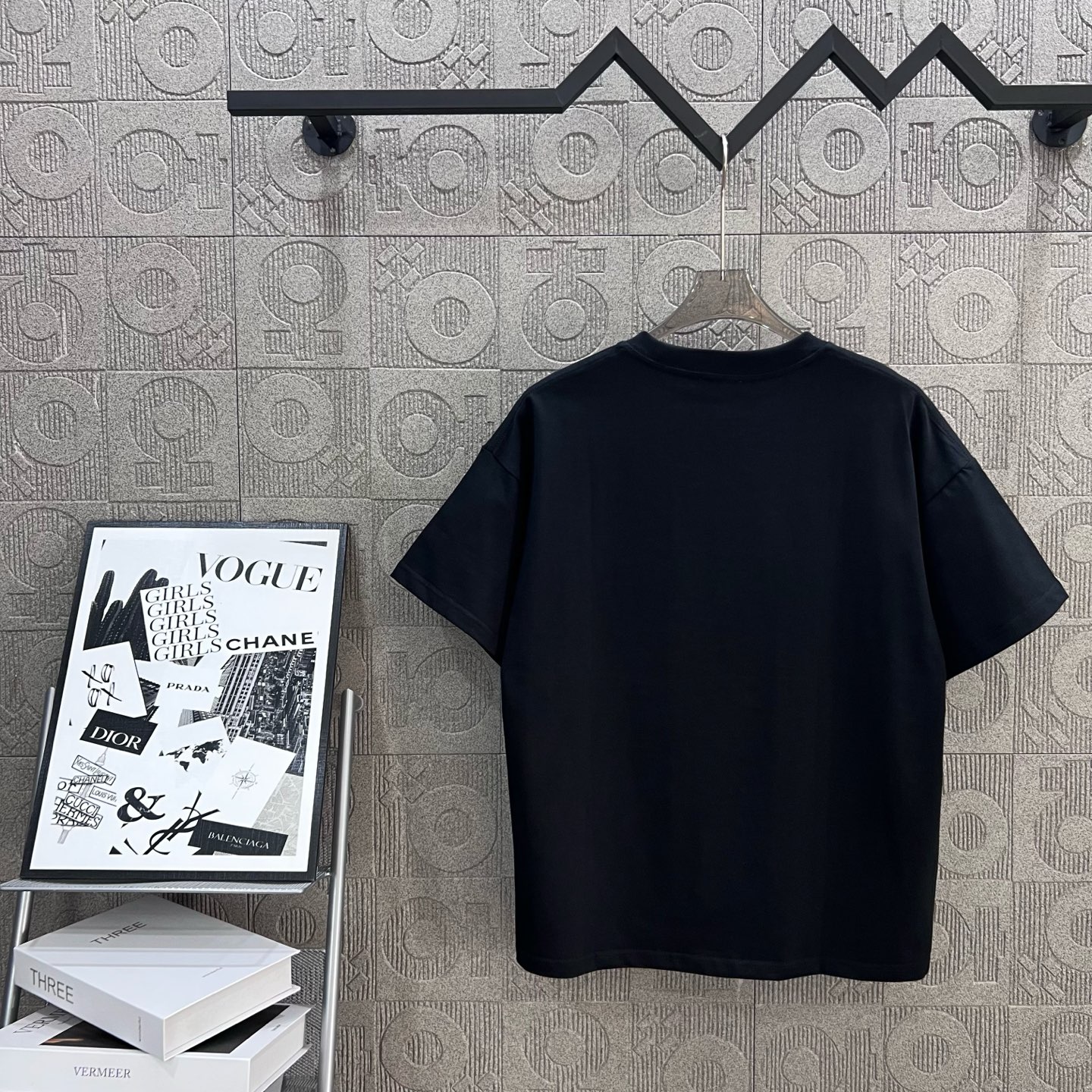 Fashion Highlights: Valentino Logo Calculator T-shirt in Chromosome Dye, Unisex Black XS-L. - 图片 2