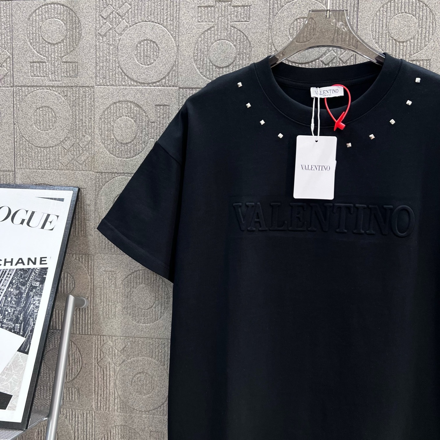 Fashion Highlights: Valentino Logo Calculator T-shirt in Chromosome Dye, Unisex Black XS-L. - 图片 4