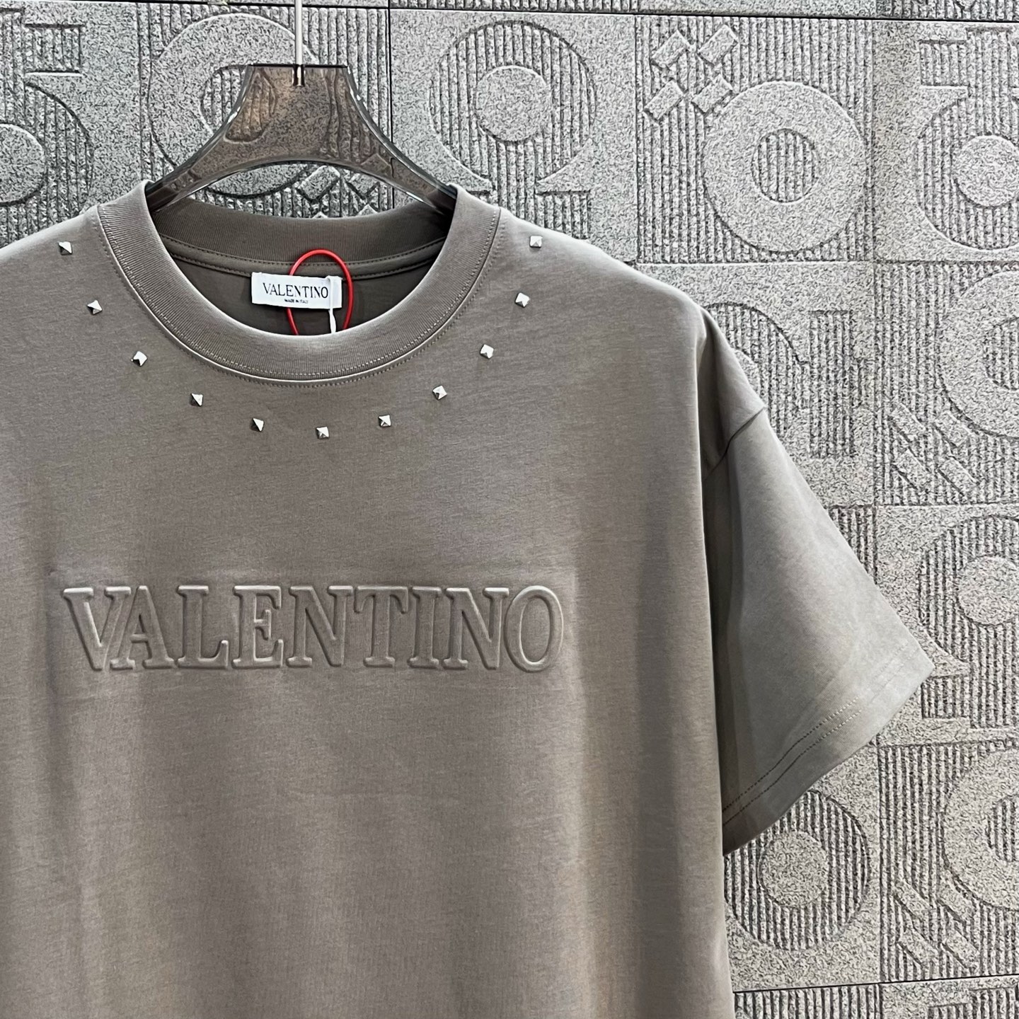 Fashionable Unisex T-shirt by Valentino with Unique Design and Logo Calculator - 图片 7