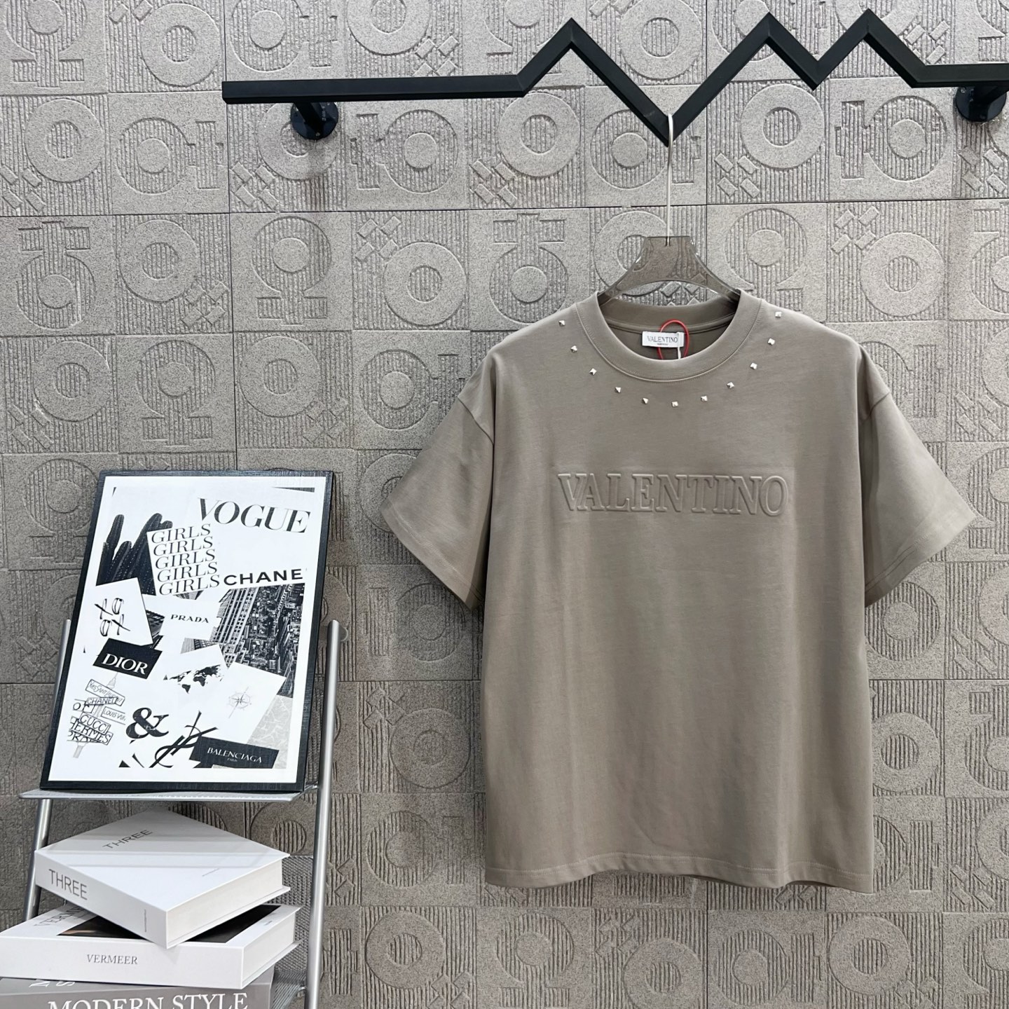 Fashionable Unisex T-shirt by Valentino with Unique Design and Logo Calculator - 图片 1