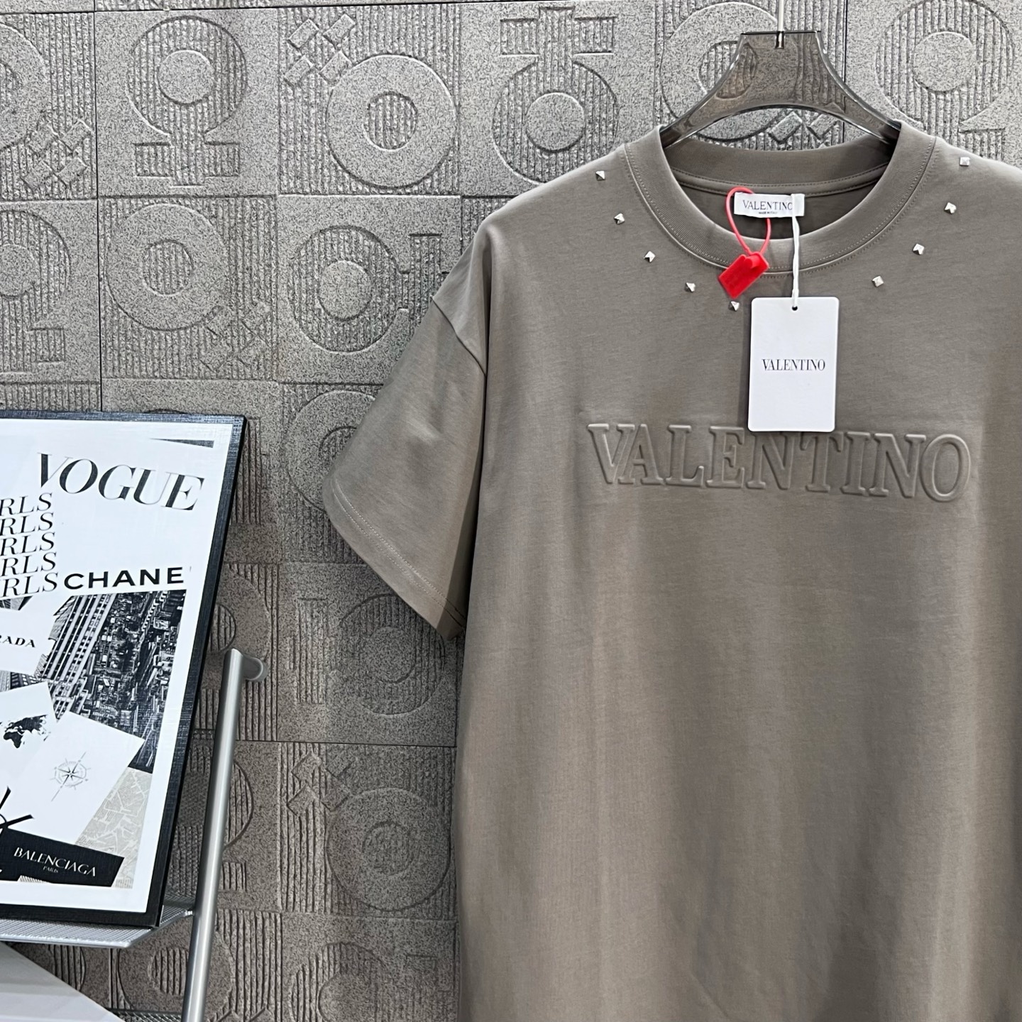 Fashionable Unisex T-shirt by Valentino with Unique Design and Logo Calculator - 图片 4