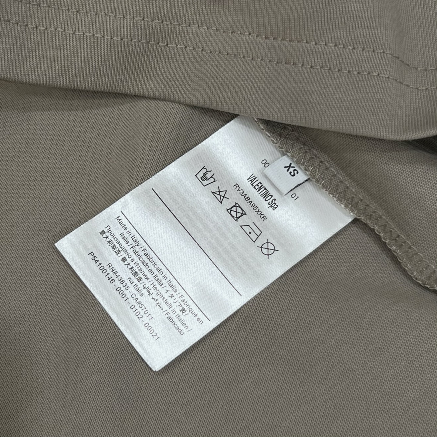 Fashionable Unisex T-shirt by Valentino with Unique Design and Logo Calculator - 图片 8