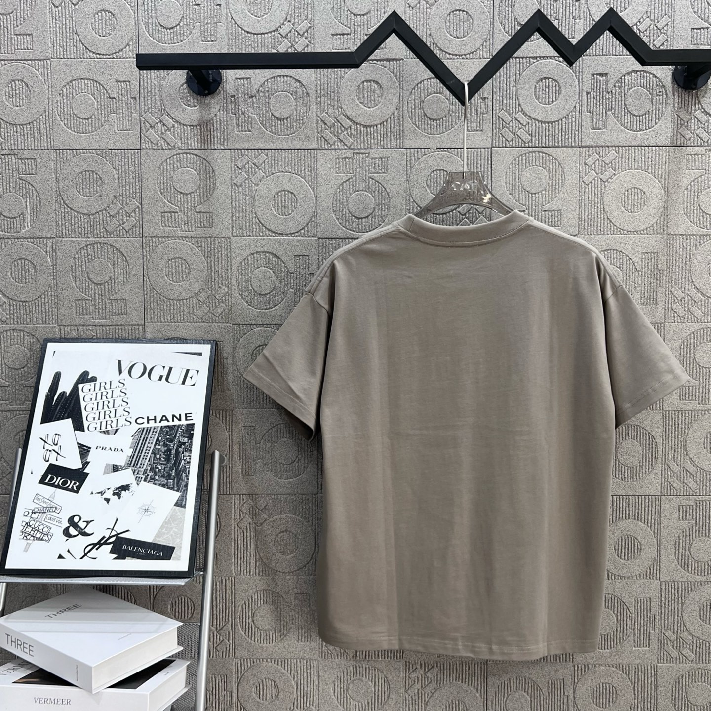 Fashionable Unisex T-shirt by Valentino with Unique Design and Logo Calculator - 图片 2