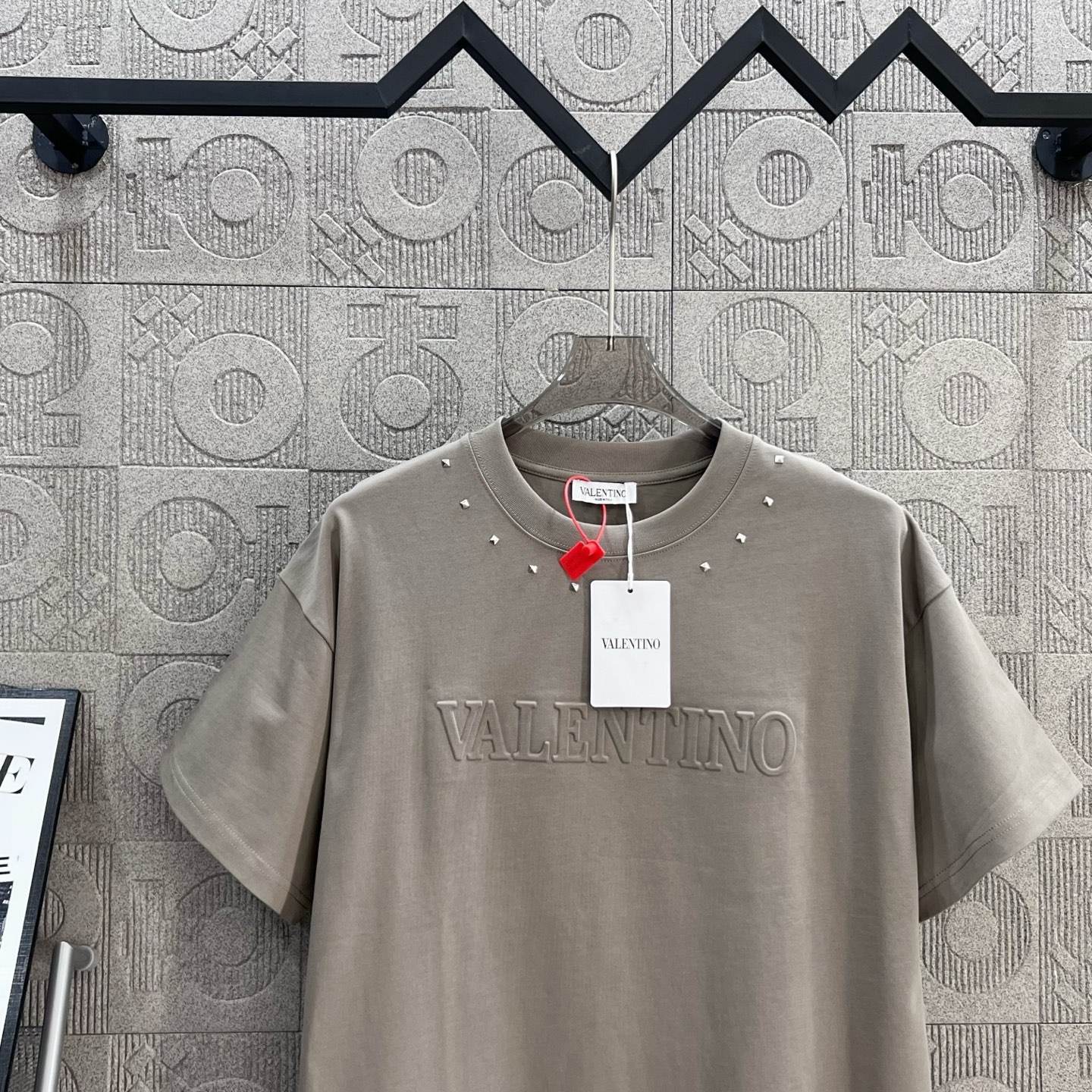 Fashionable Unisex T-shirt by Valentino with Unique Design and Logo Calculator - 图片 3