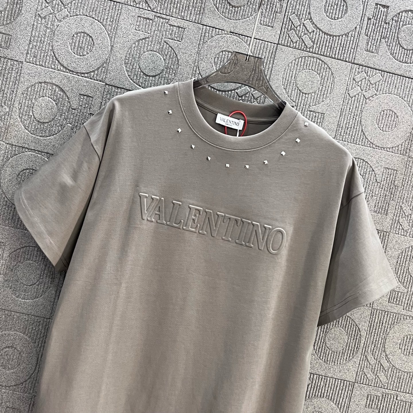 Fashionable Unisex T-shirt by Valentino with Unique Design and Logo Calculator - 图片 6