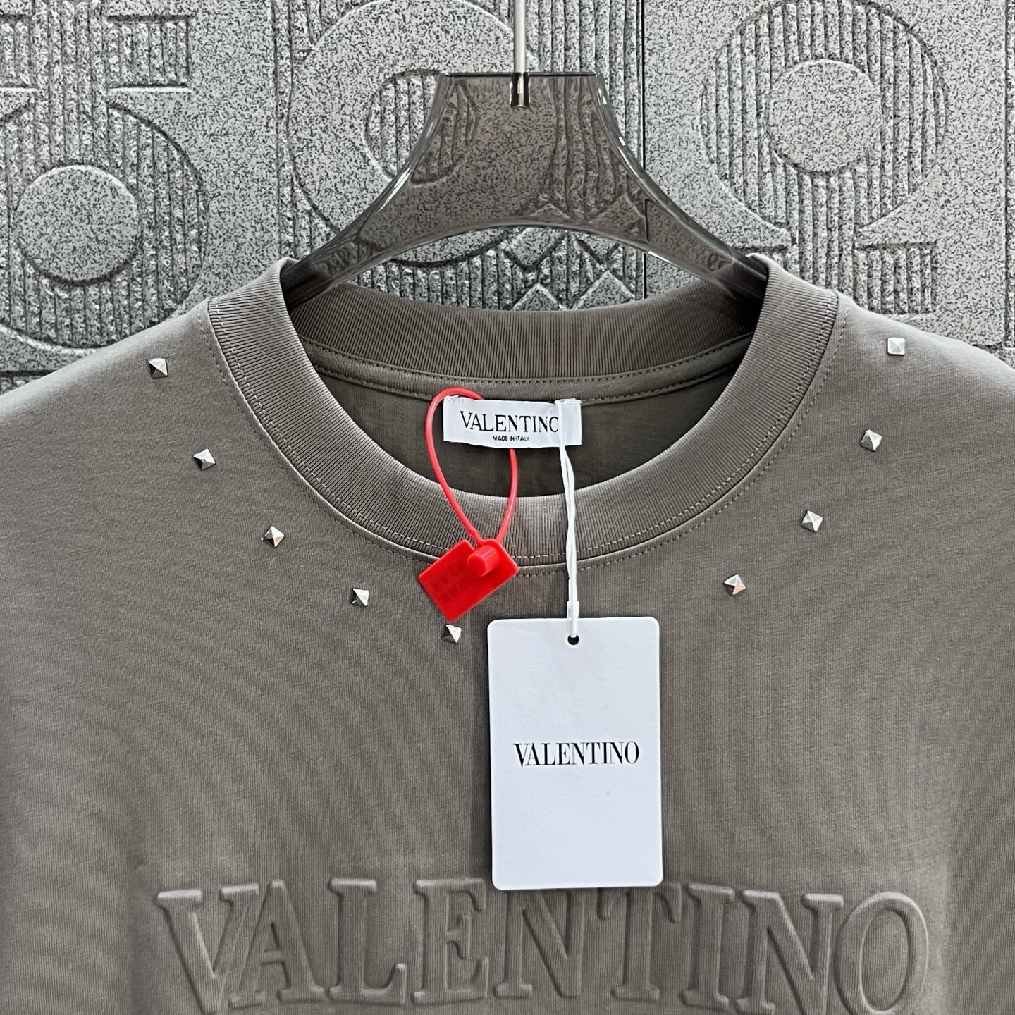 Fashionable Unisex T-shirt by Valentino with Unique Design and Logo Calculator - 图片 5