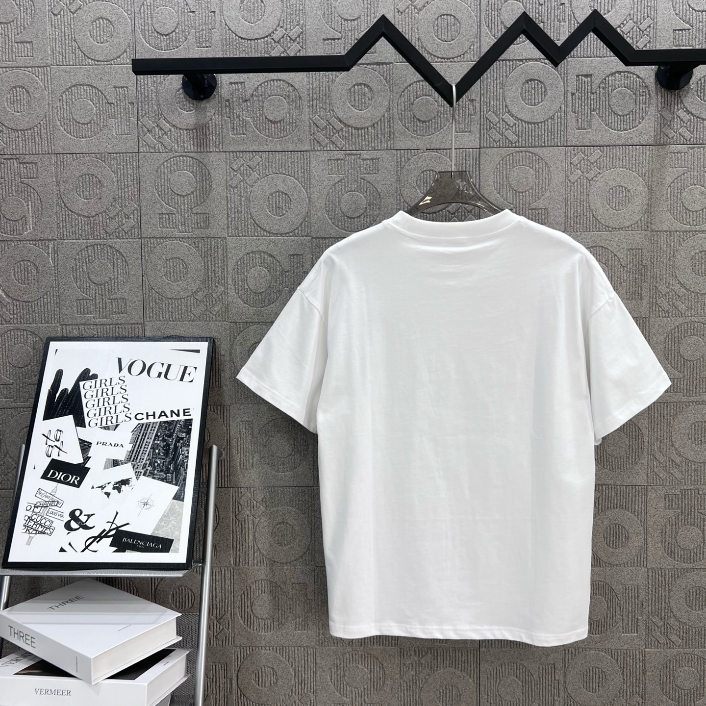 Fashionable Unisex T-shirt by Valentno Valentino with Classic Logo Calculator - 图片 2