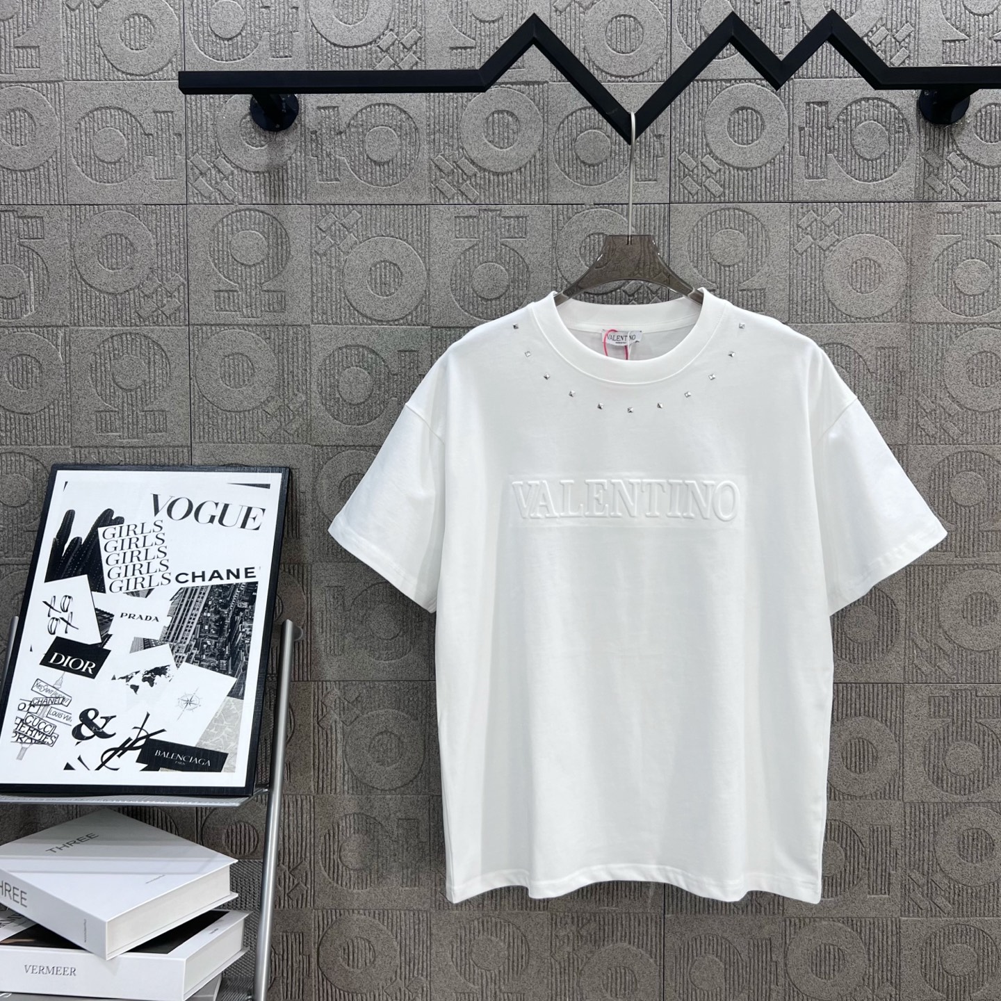 Fashionable Unisex T-shirt by Valentno Valentino with Classic Logo Calculator - 图片 1