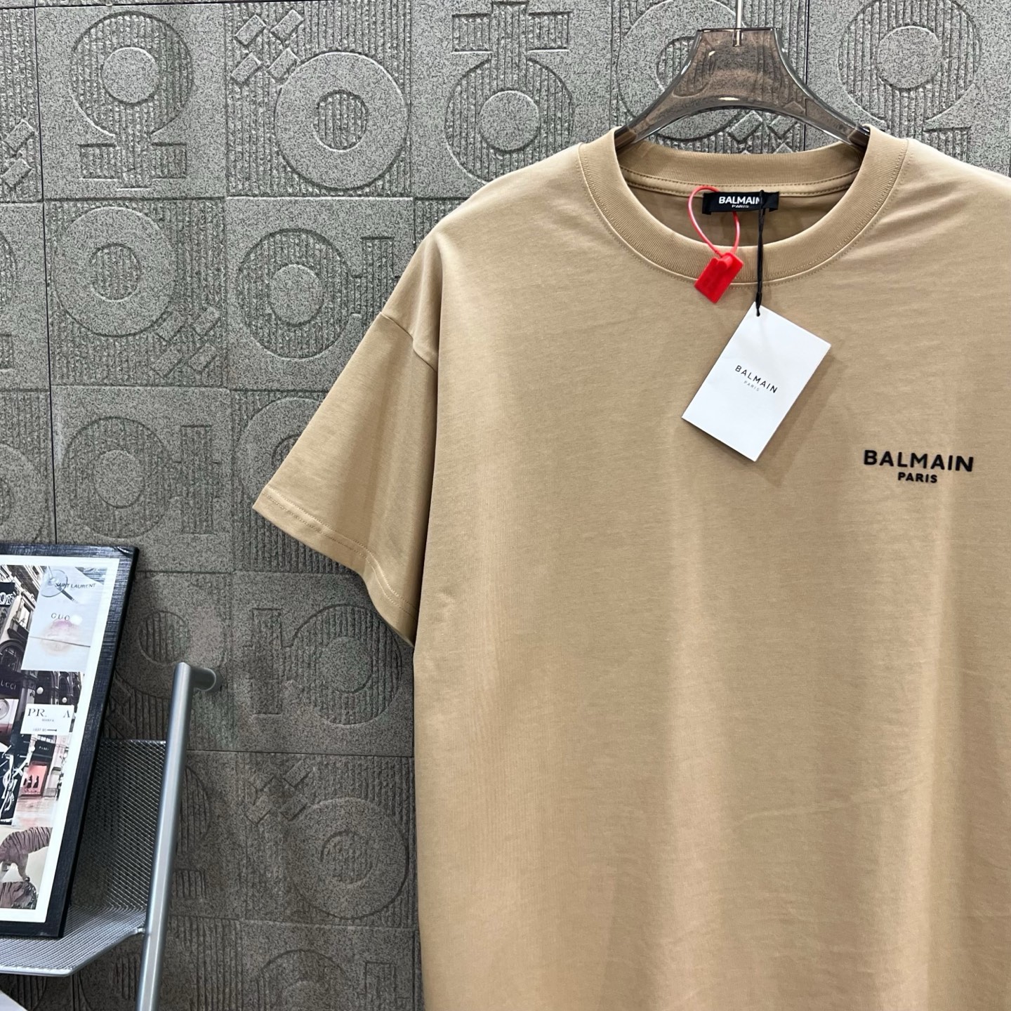 1980s Inspired Balmain Logo T-shirt in Khaki – Unisex Fashion Essential - 图片 4