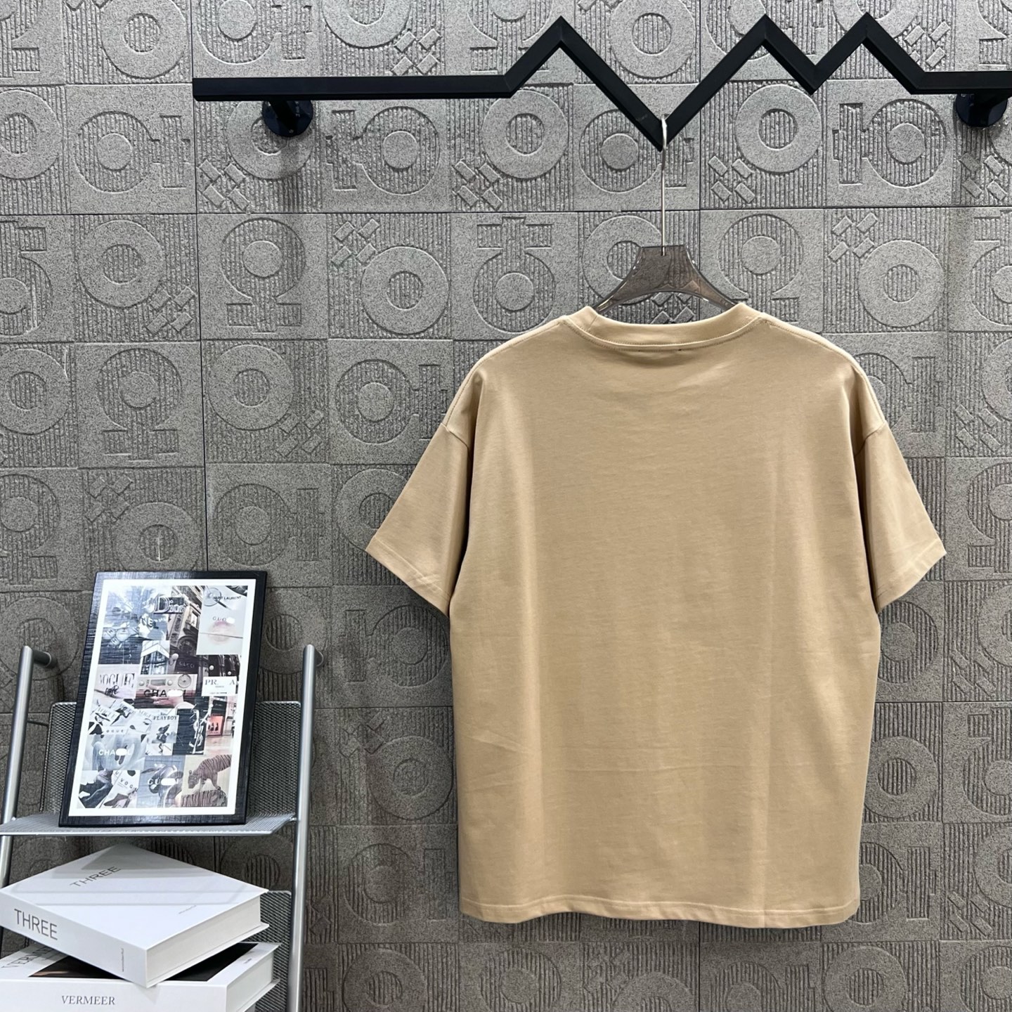 1980s Inspired Balmain Logo T-shirt in Khaki – Unisex Fashion Essential - 图片 2