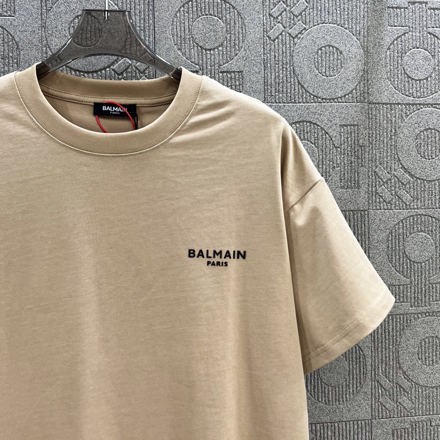 1980s Inspired Balmain Logo T-shirt in Khaki – Unisex Fashion Essential - 图片 7