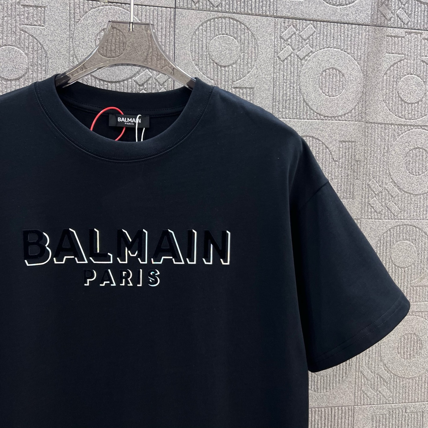 “Balmain 1980s-inspired Logo Upgrade Short Sleeve T-shirt in Black, Sizes XS-L” - 图片 7