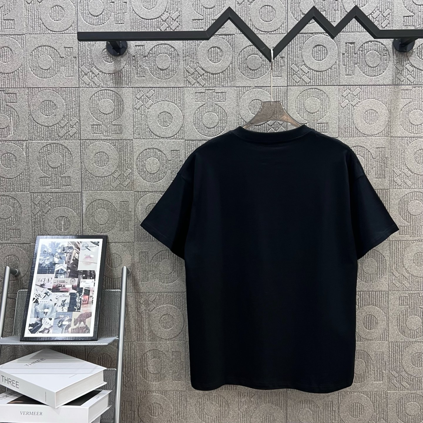 “Balmain 1980s-inspired Logo Upgrade Short Sleeve T-shirt in Black, Sizes XS-L” - 图片 2