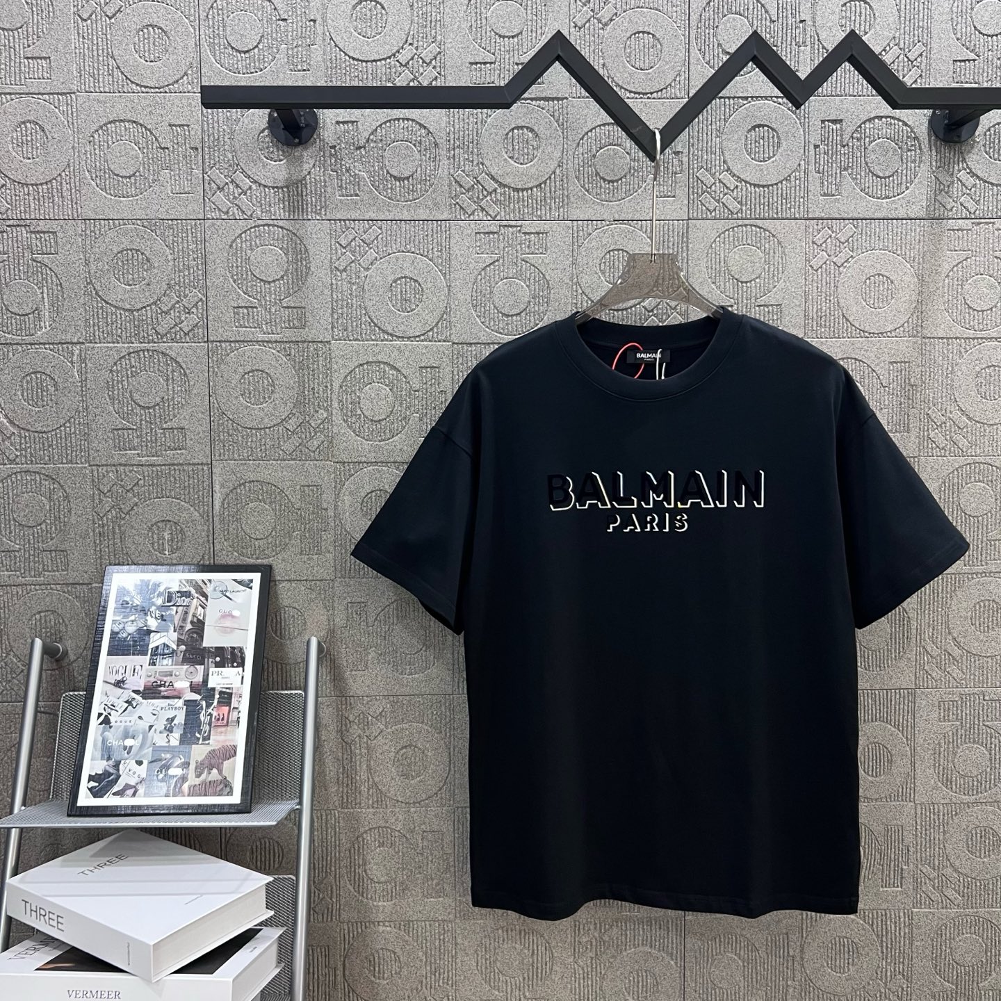 “Balmain 1980s-inspired Logo Upgrade Short Sleeve T-shirt in Black, Sizes XS-L” - 图片 1