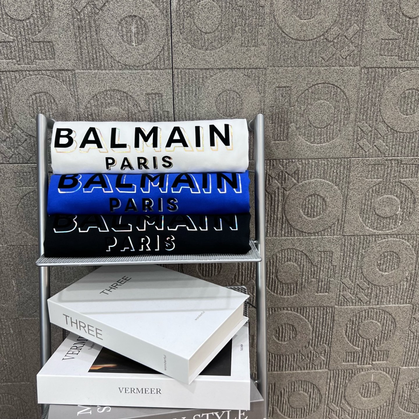 Stylish Balmain Logo T-shirt in White with 1980s Inspiration - 图片 9