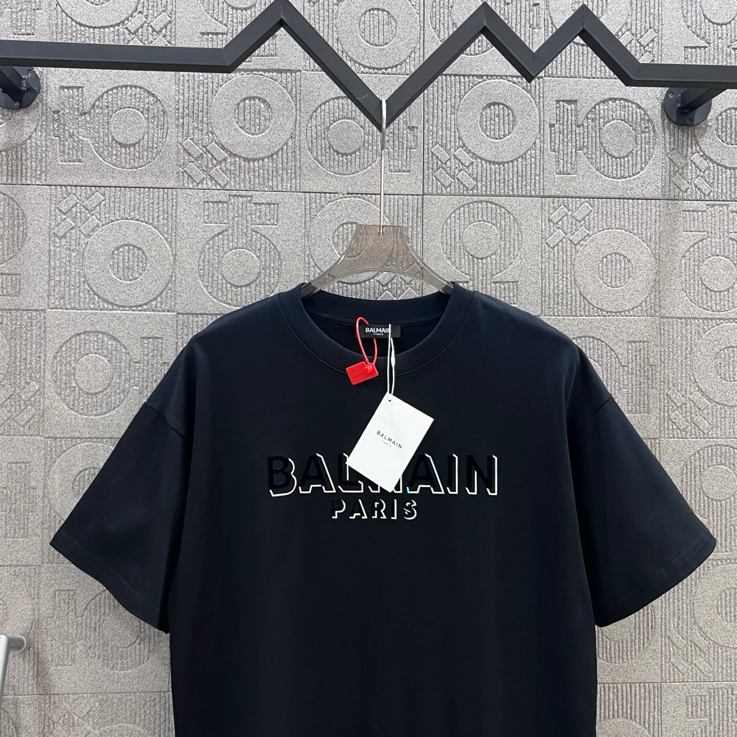 “Balmain 1980s-inspired Logo Upgrade Short Sleeve T-shirt in Black, Sizes XS-L” - 图片 3