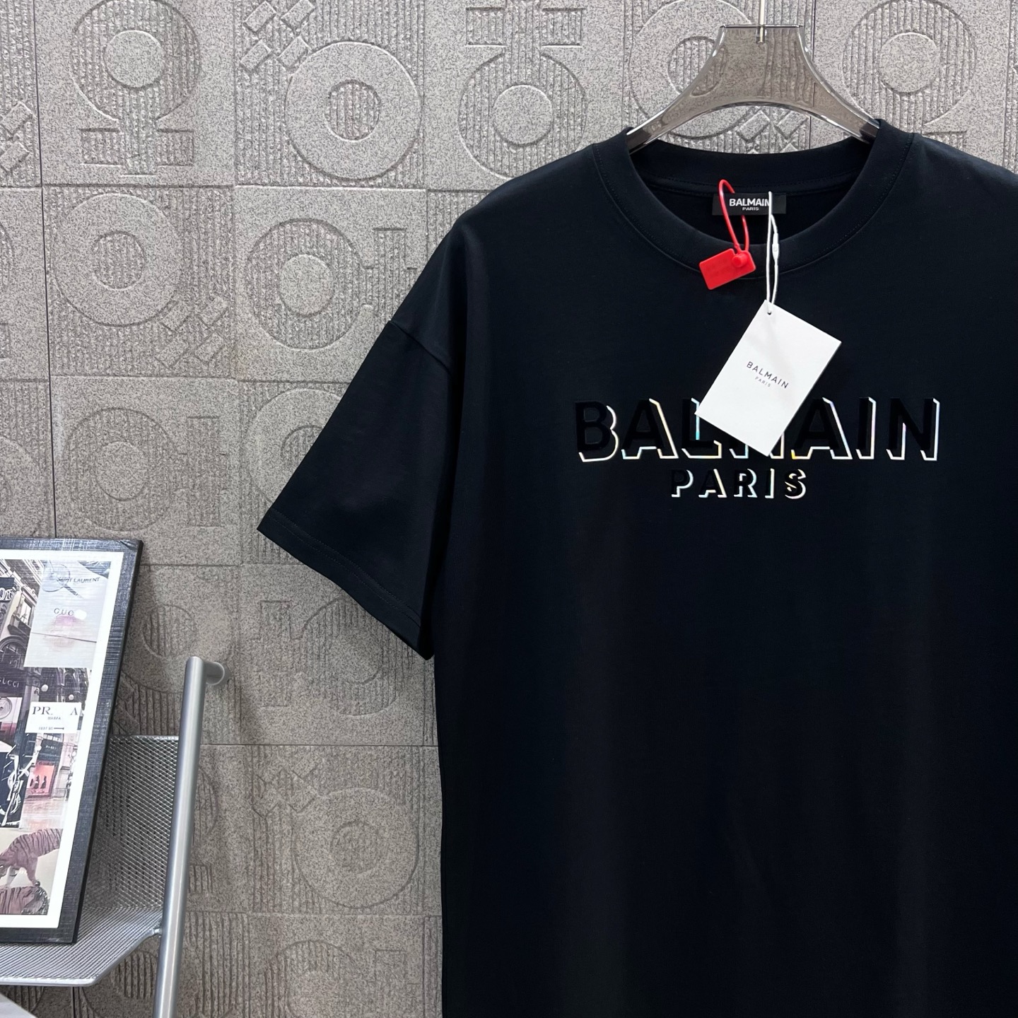 “Balmain 1980s-inspired Logo Upgrade Short Sleeve T-shirt in Black, Sizes XS-L” - 图片 4