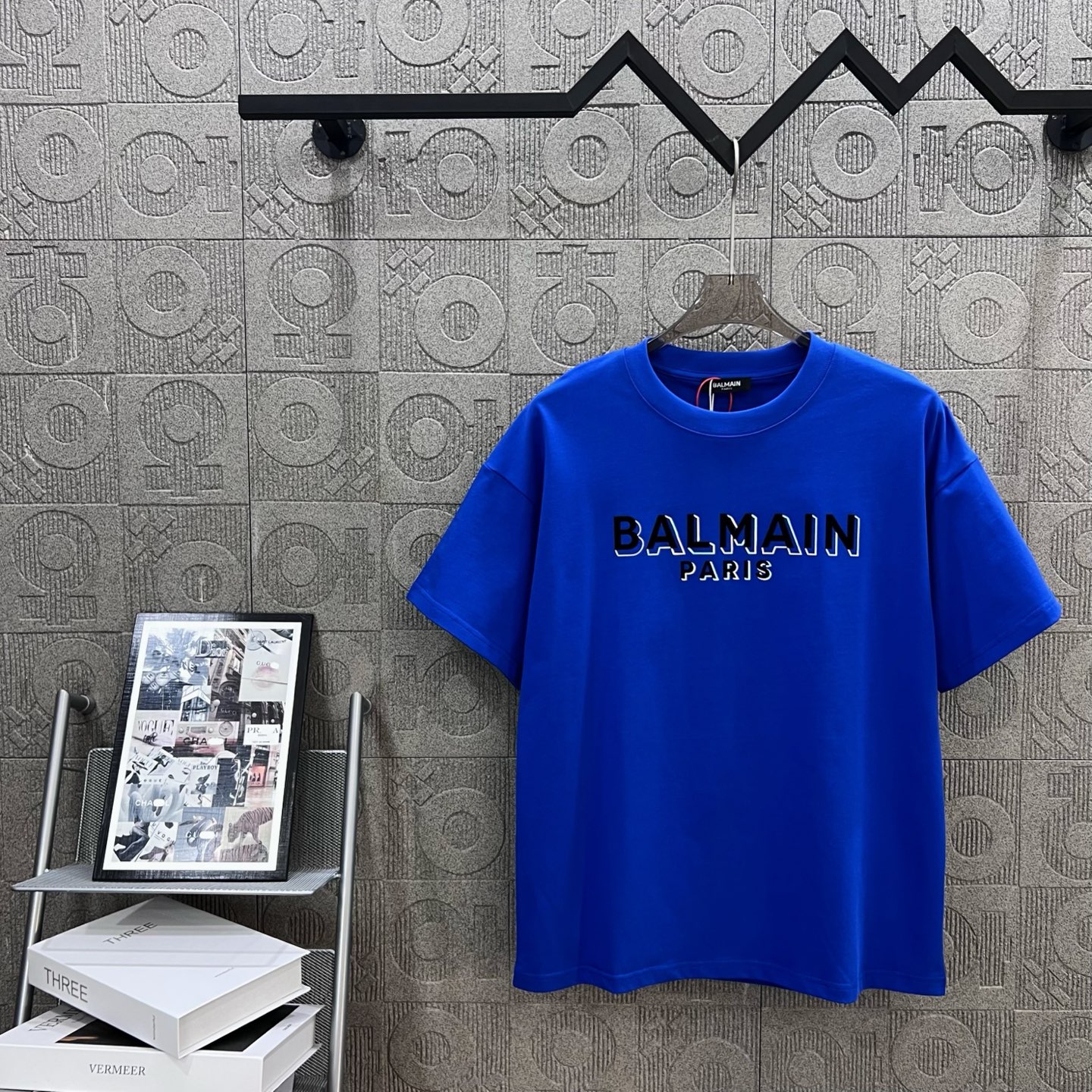 Upgraded 1980s-inspired Balmain Logo T-shirt in Blue – Unisex XS~L Sizes - 图片 1