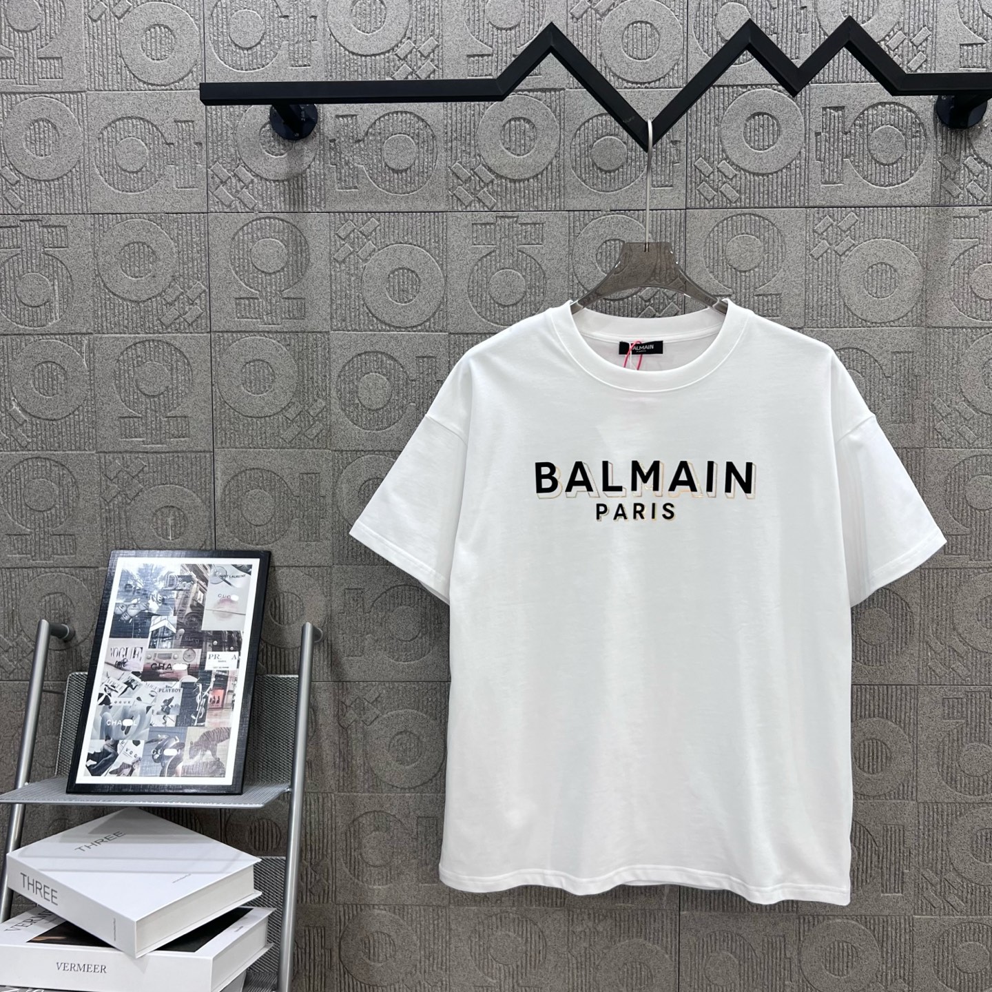 Stylish Balmain Logo T-shirt in White with 1980s Inspiration